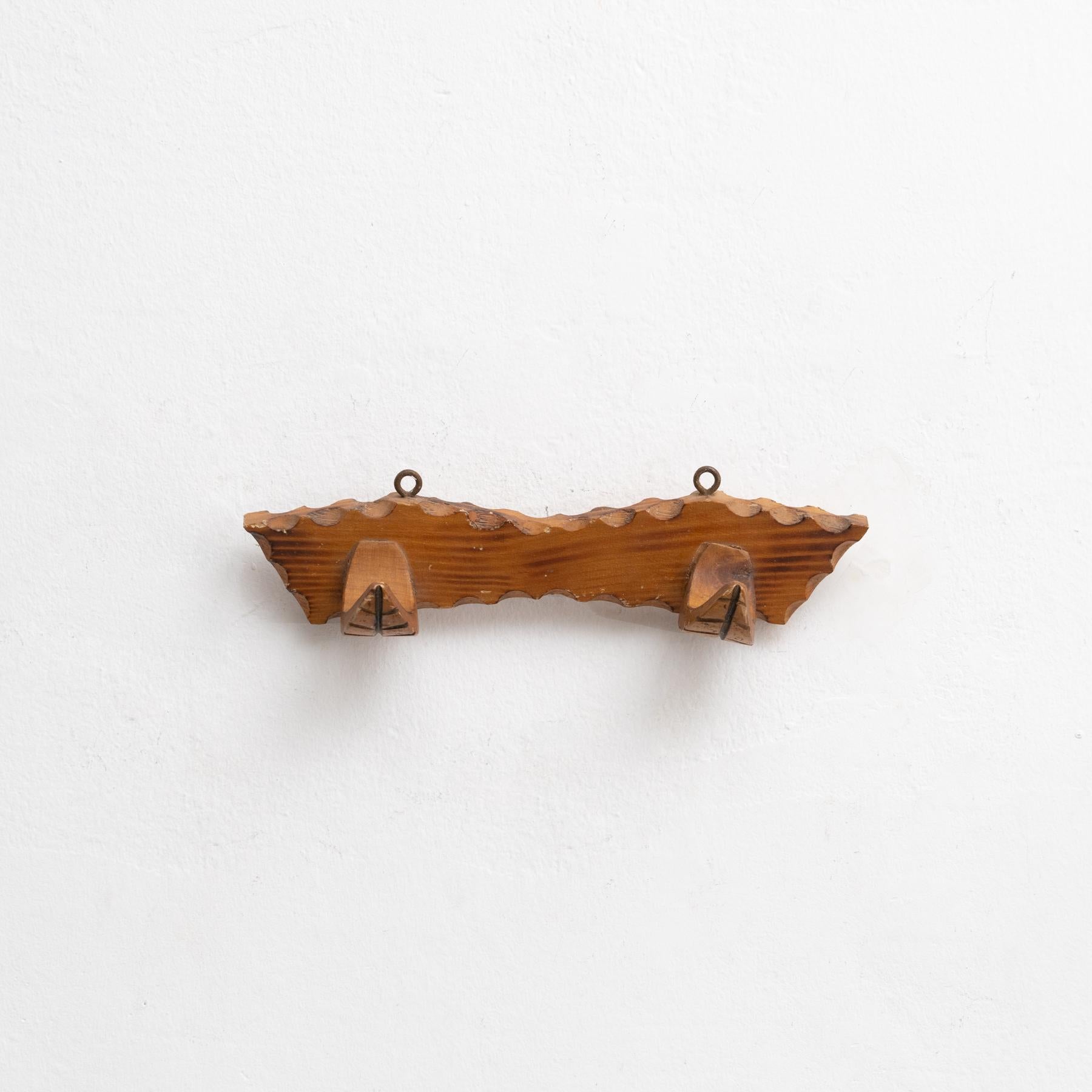 Traditional Spanish antique wooden coat hanger.

Manufactured in Spain circa 1950 by unknown manufacturer.

In good original condition with minor wear consistent of age and use, preserving a beautiful patina.

Materials:
Wood.