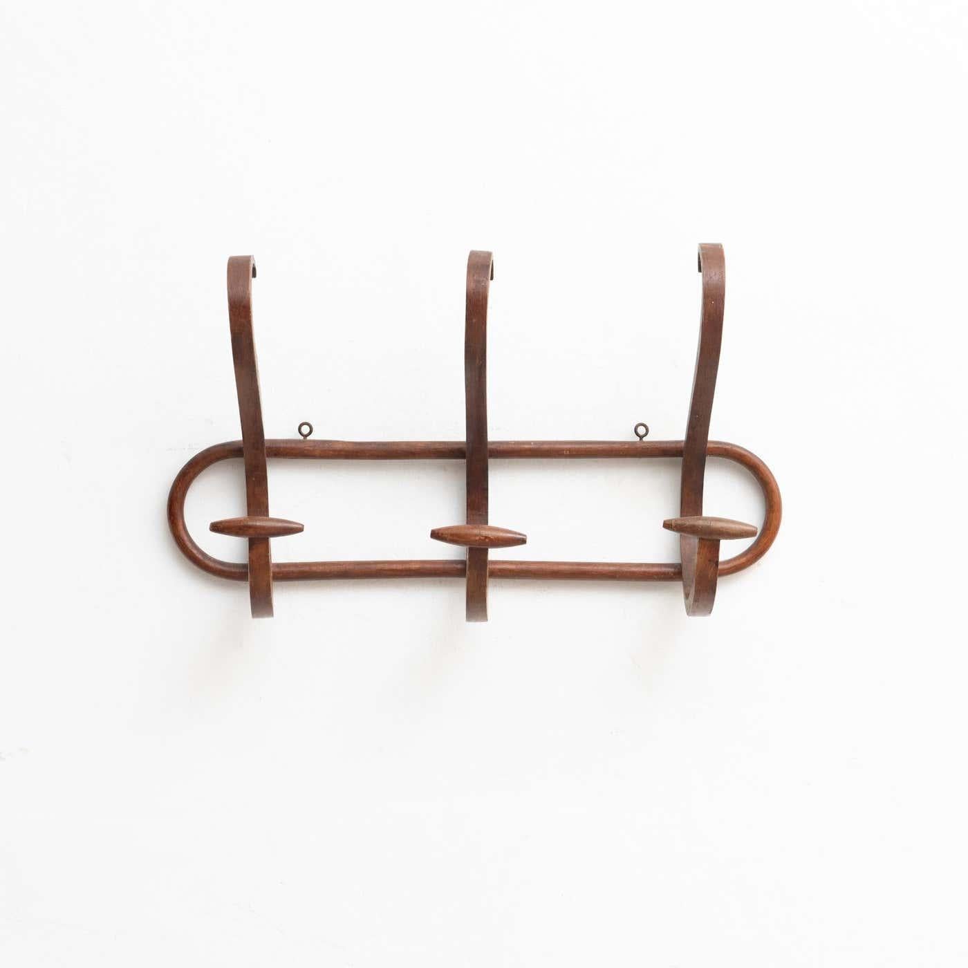 Traditional Spanish antique wooden coat hanger.

Manufactured in Spain circa 1950 by unknown manufacturer.

In good original condition with minor wear consistent of age and use, preserving a beautiful patina.

Materials:
Wood.