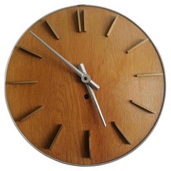 Horloge murale en bois du milieu du siècle