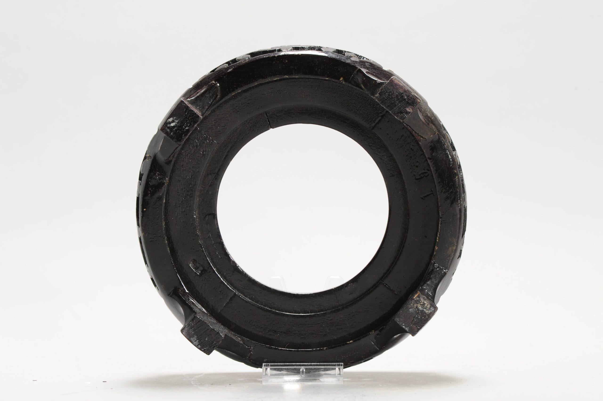 Hier haben wir einen schönen Holzständer

Zusätzliche Informationen:
MATERIAL: Porzellan & Töpferei
Herkunftsregion: China
Zeitraum: 19. Jh. / Anfang 20. Jh.
Zustand: Schöne Patina
Abmessungen: 13,2 cm 