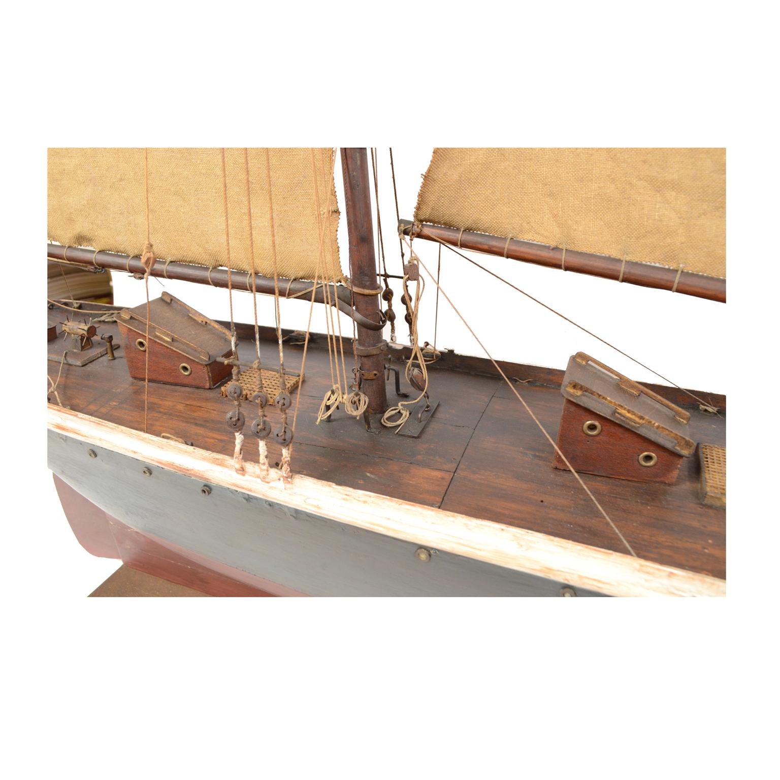 Vintage Wooden Sailing Model of a Schooner, Early 1900s In Good Condition In Milan, IT