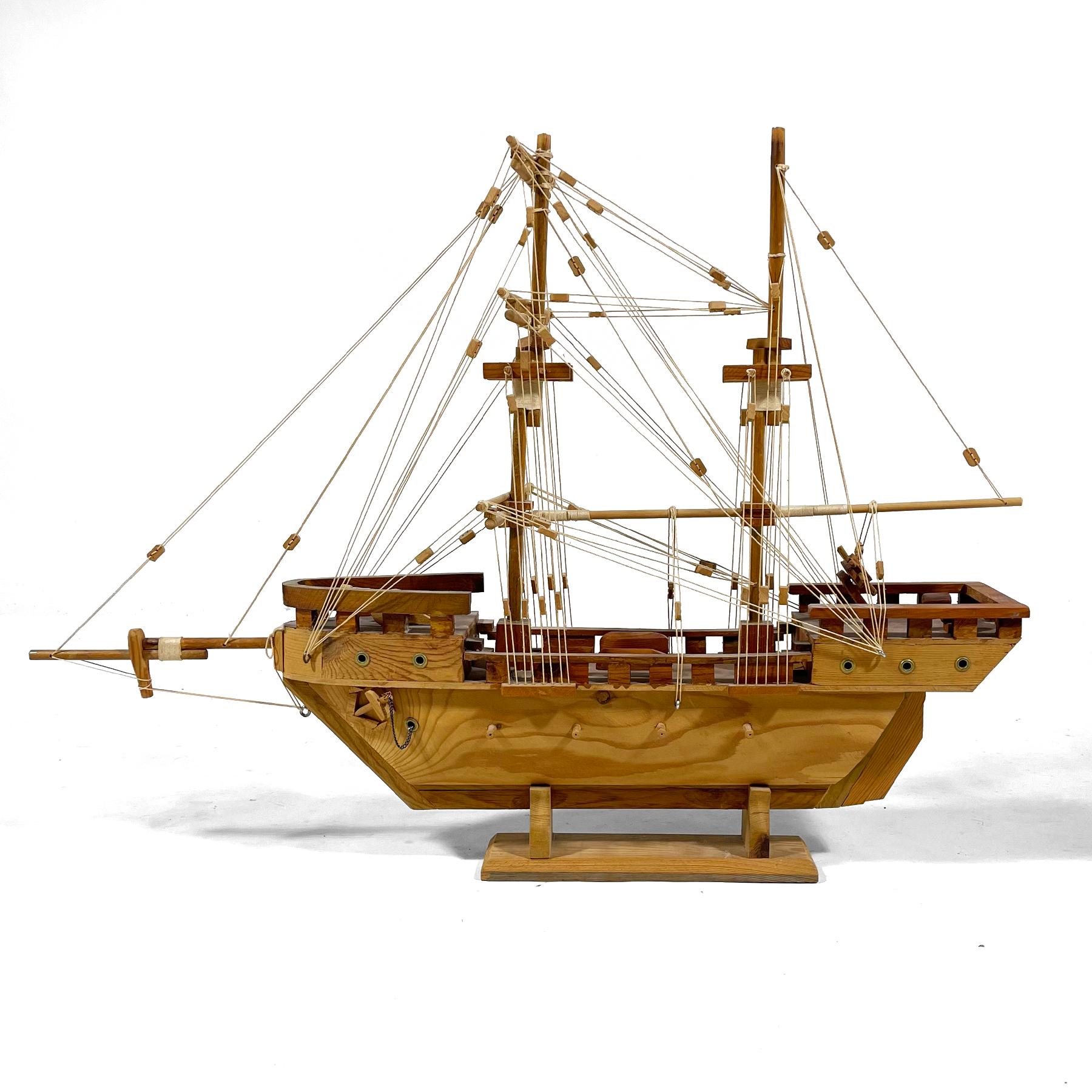Maravillosa pieza de arte popular, este velero de madera hecho a mano por J. Romero (firmado en la base) está intrincadamente detallado, y el aparejo de cuerda finamente elaborado es particularmente convincente.

26,5 