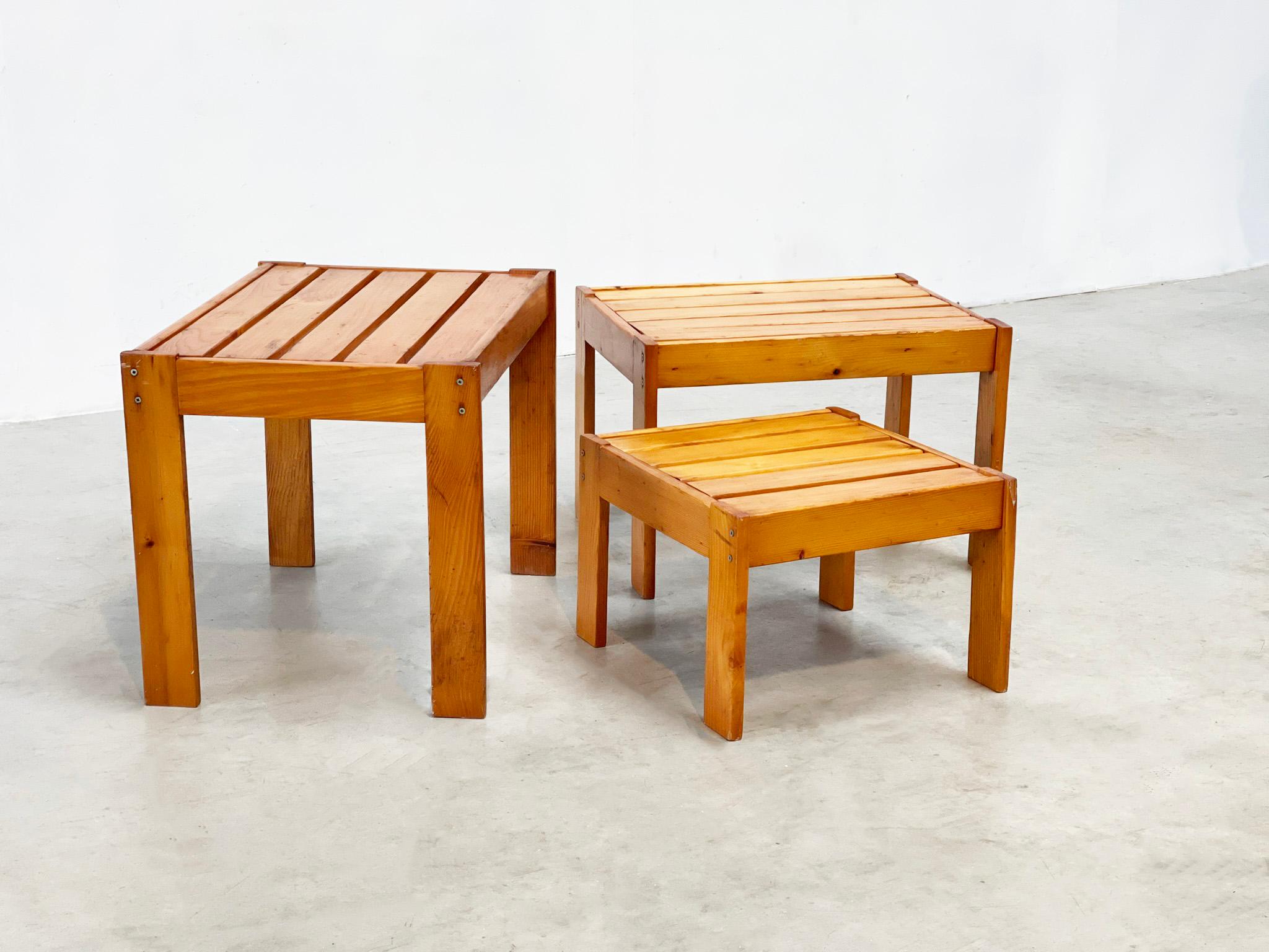 Tables gigognes bois
Ce type de mobilier est de plus en plus populaire.  Il s'agit d'un ensemble de tables provenant de France. Il s'est probablement inspiré de plusieurs designers français comme Pierre Chapo Le décor a probablement été fabriqué à
