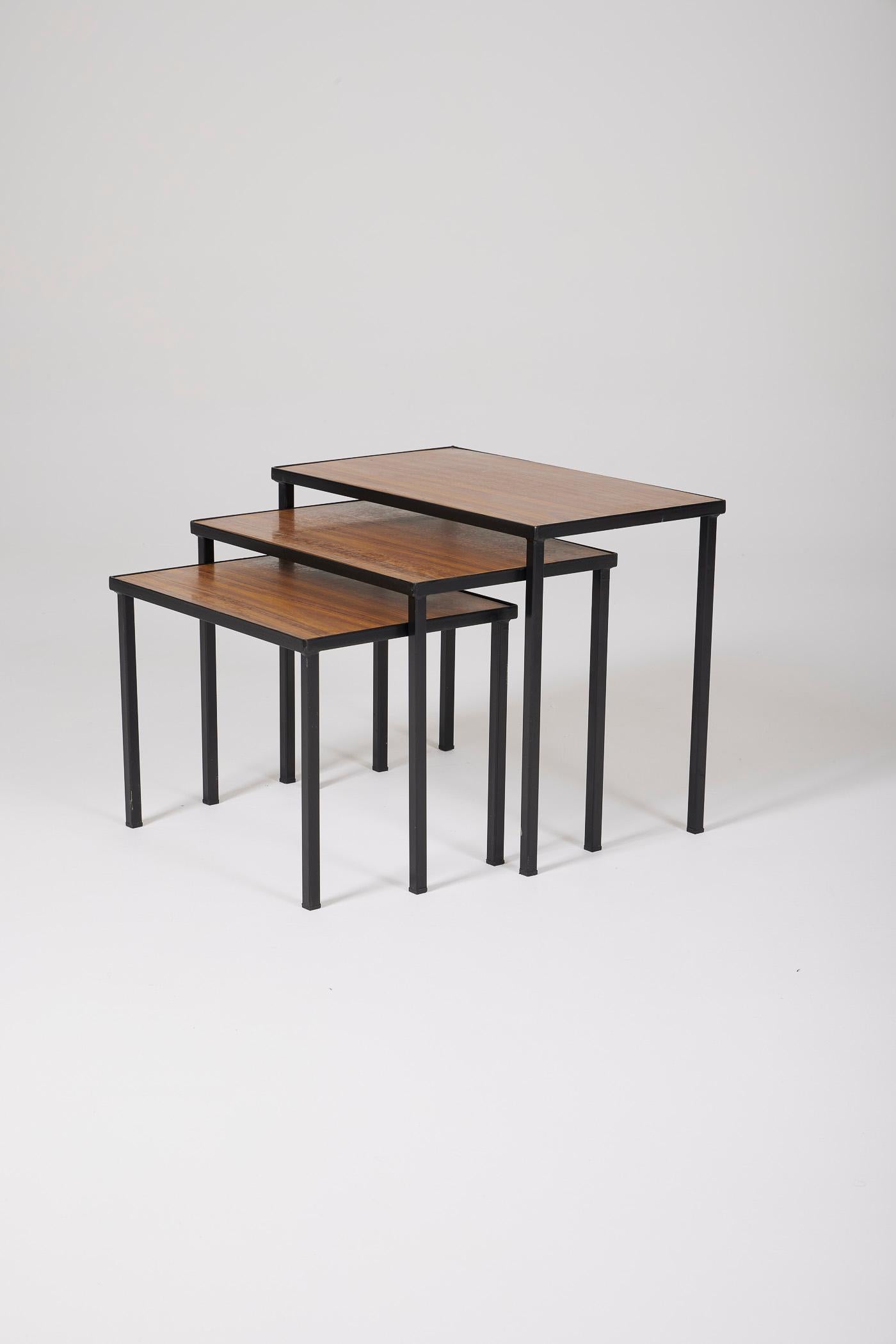 Set of 3 nesting tables with reversible wooden or white formica tops. The base is in black lacquered metal. In very good condition.
DV480
