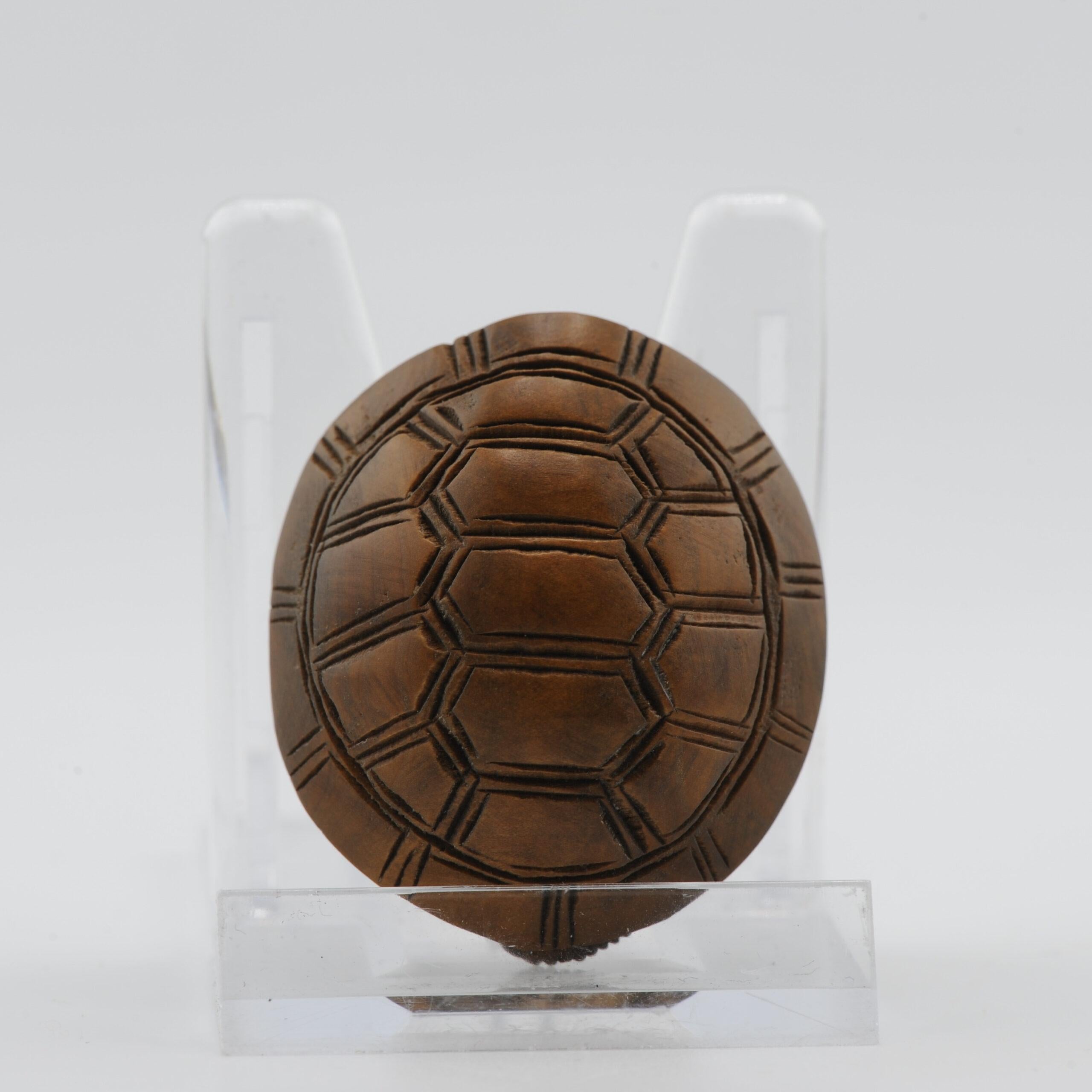 Lovely and very detailed piece. Marked at the belly. Late 20th century

Weight: 13 grams

Additional information:
Material: Wood
Region of Origin: Japan
Period: 20th century
Condition: Perfect
Dimensions: 4cm length