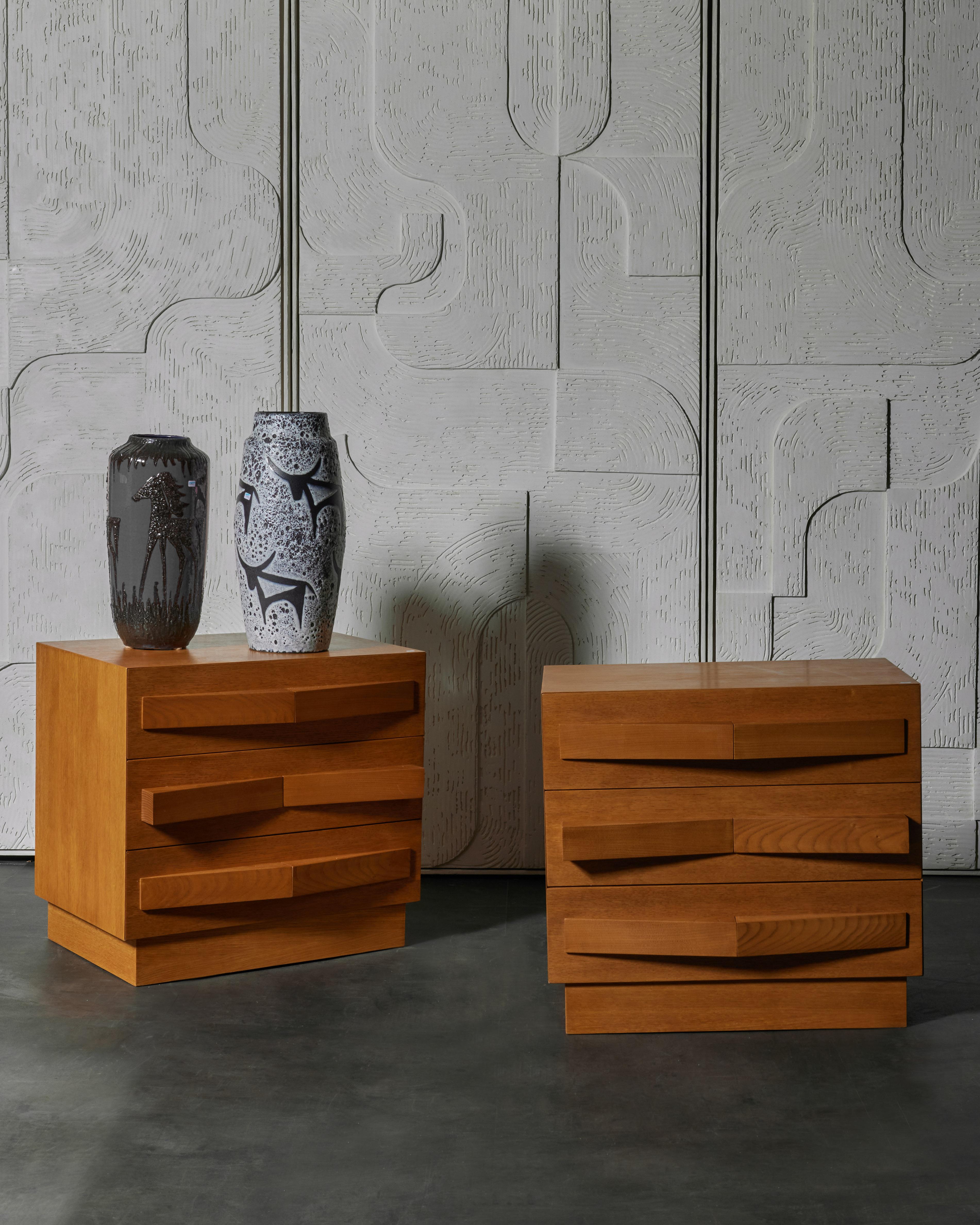 Paire de tables de nuit à 3 tiroirs en bois de chêne.
Création par le Studio Glustin.