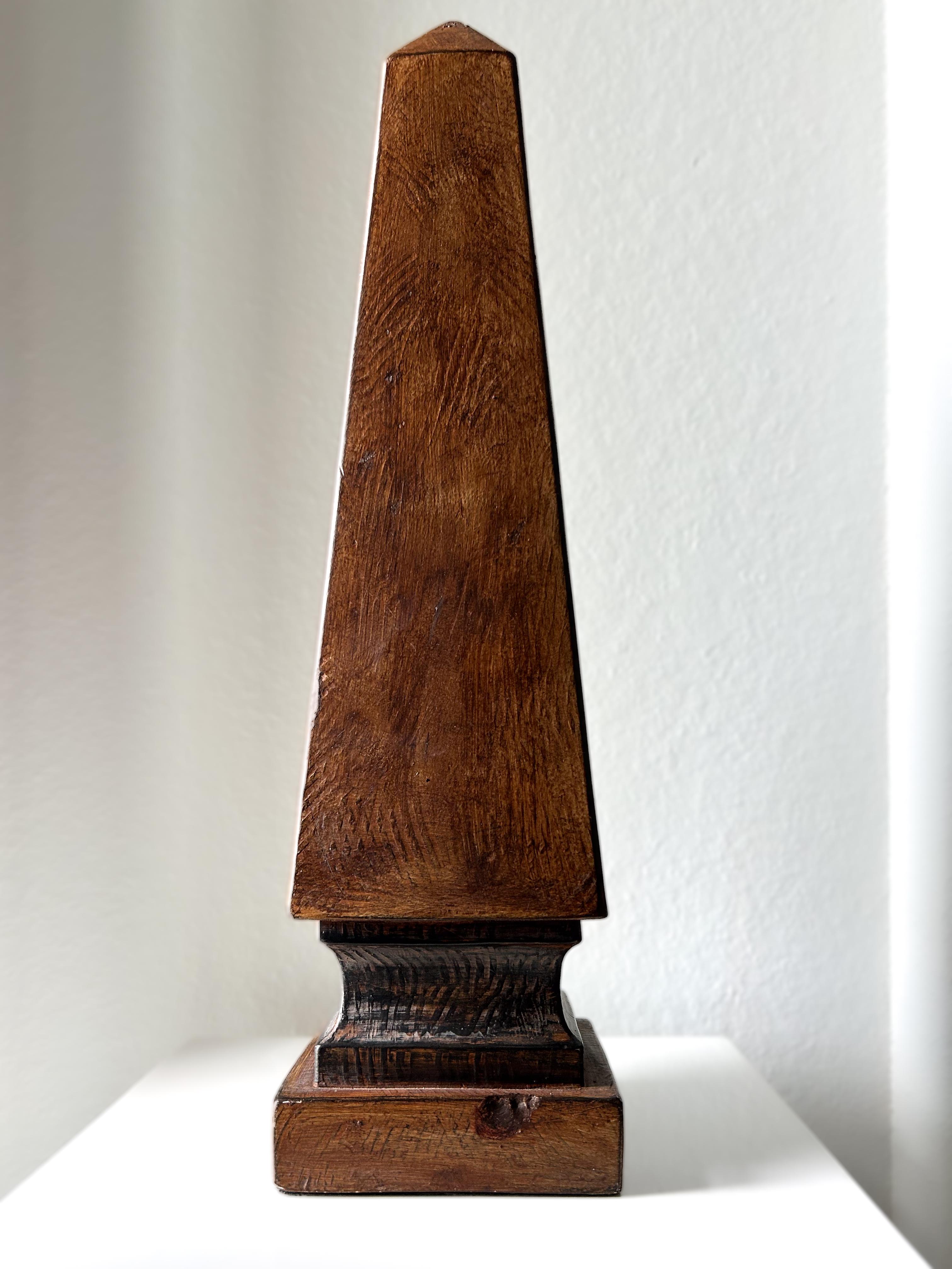 Holzobelisk aus Holz von Casual Lamps of California (Postmoderne) im Angebot