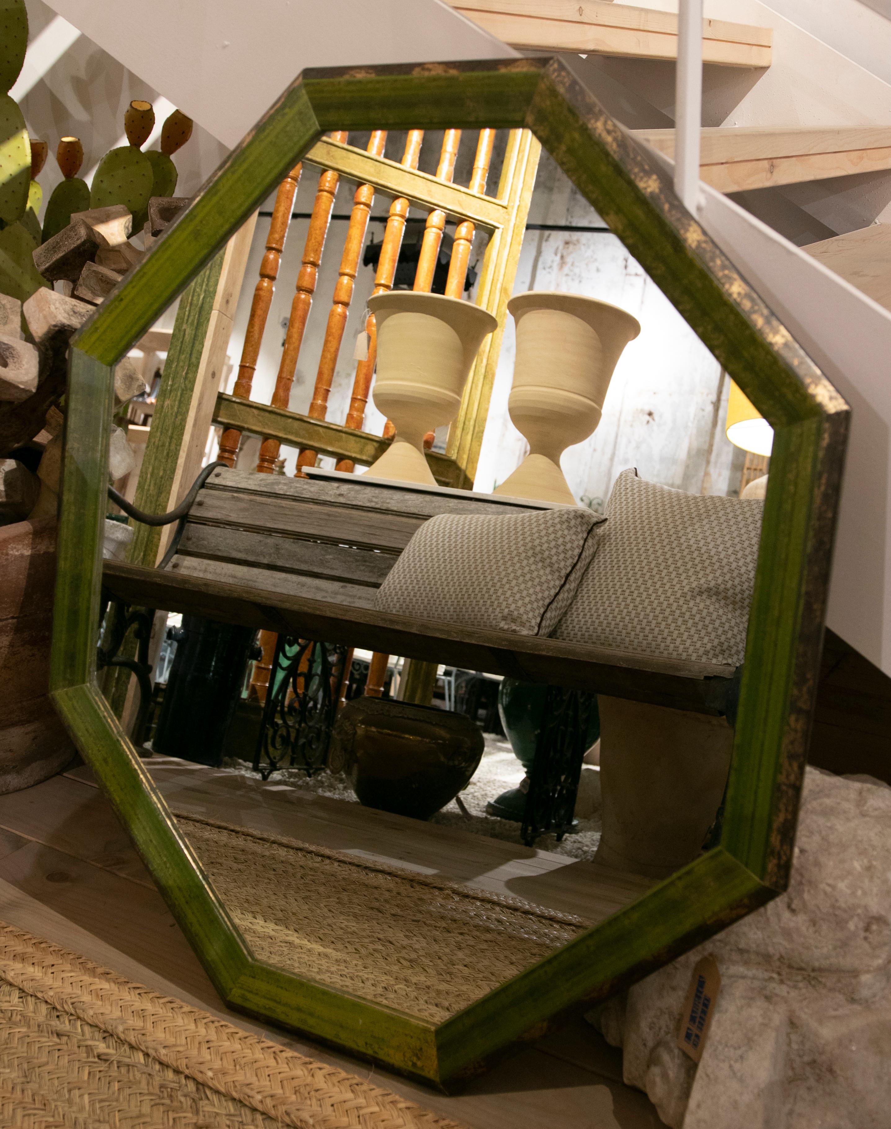 Wooden Octagonal Wall Mirror Painted in Green In Good Condition For Sale In Marbella, ES
