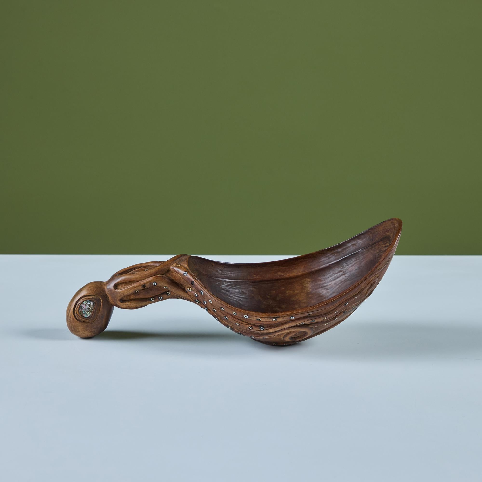 Cazo de madera con tentáculos de pulpo tallados a lo largo de la copa exterior con detalles de abulón incrustados.

Dimensiones
13