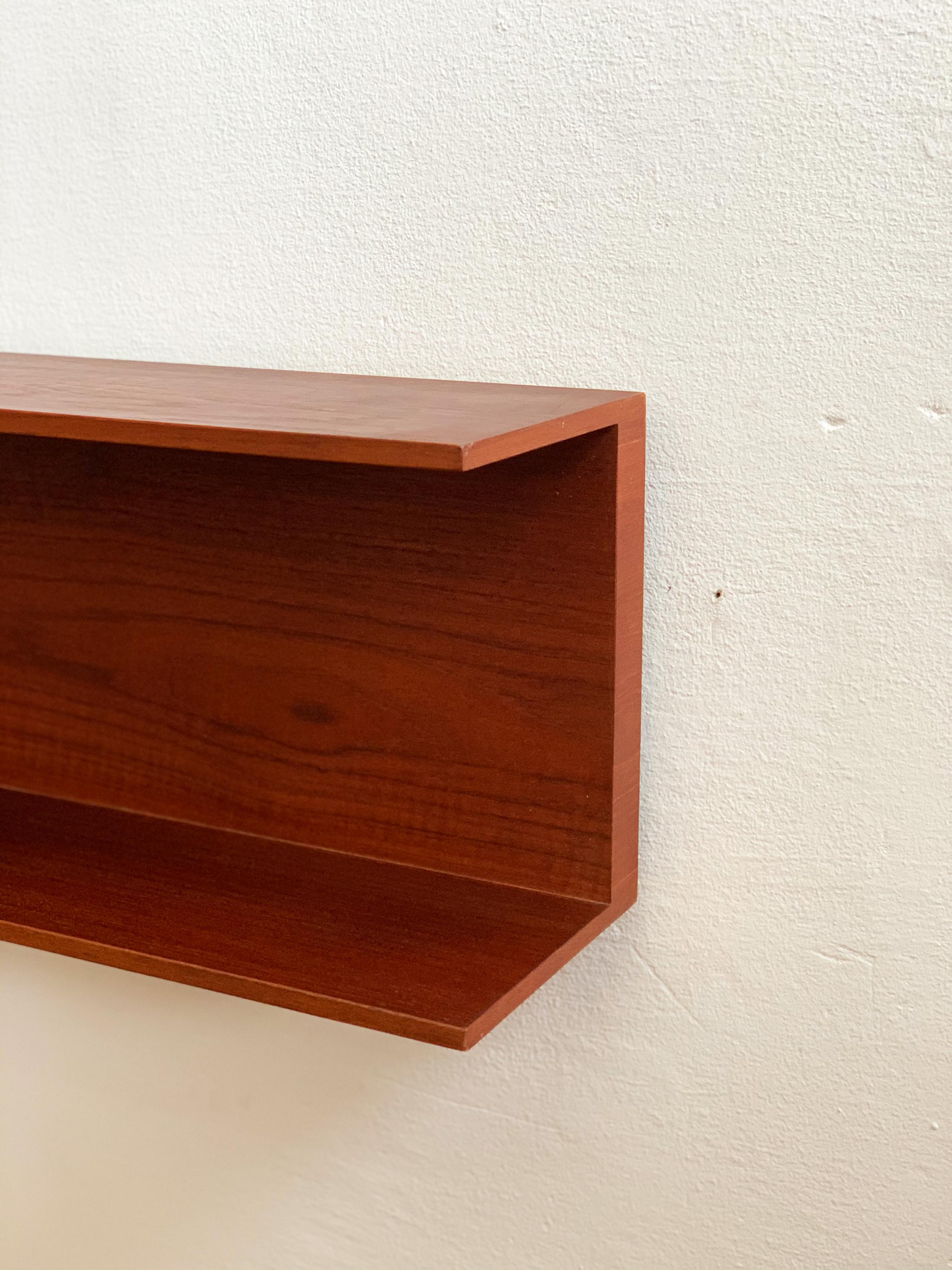 This elegant wooden wall-mounted shelf was designed by Walter Wirz and made by German premium manufacturer Wilhelm Renz. The U-shaped structure and minimalistic German design make a great highlight on every wall.
 
Good condition, only small