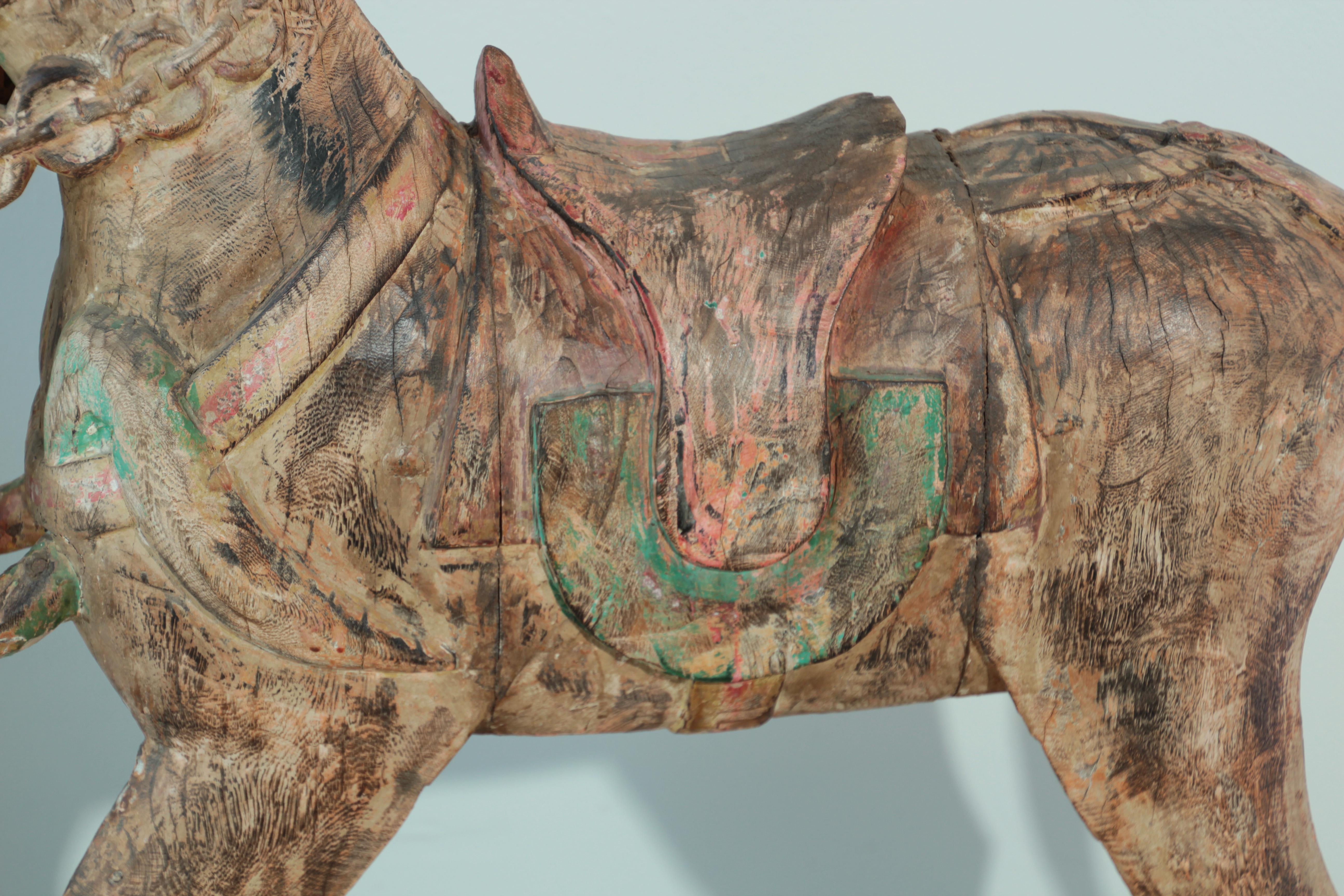 Ancien cheval de cérémonie surdimensionné en bois polychrome d'Asie du Sud d'origine indienne en vente 3