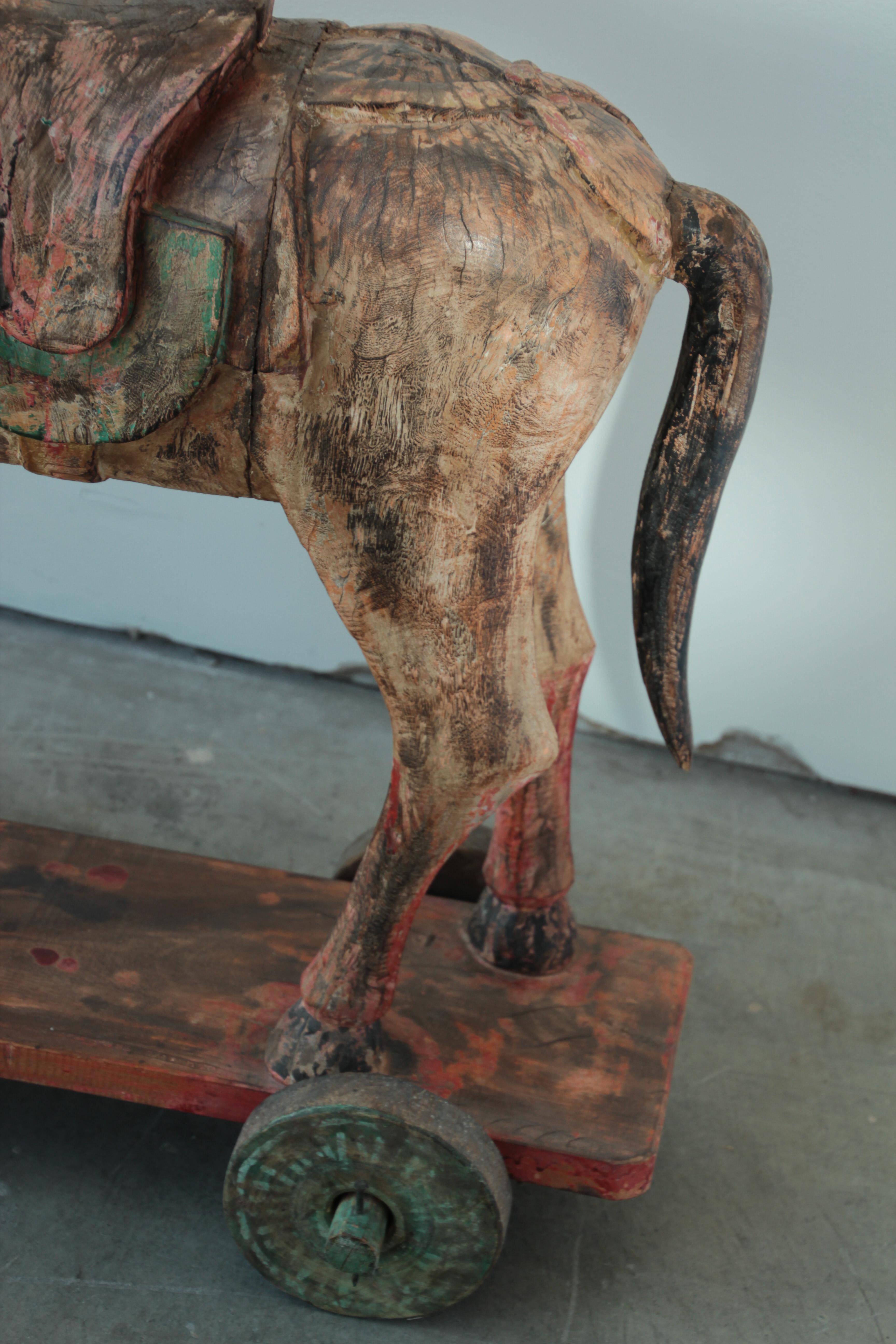 Anglo Raj Ancien cheval de cérémonie surdimensionné en bois polychrome d'Asie du Sud d'origine indienne en vente