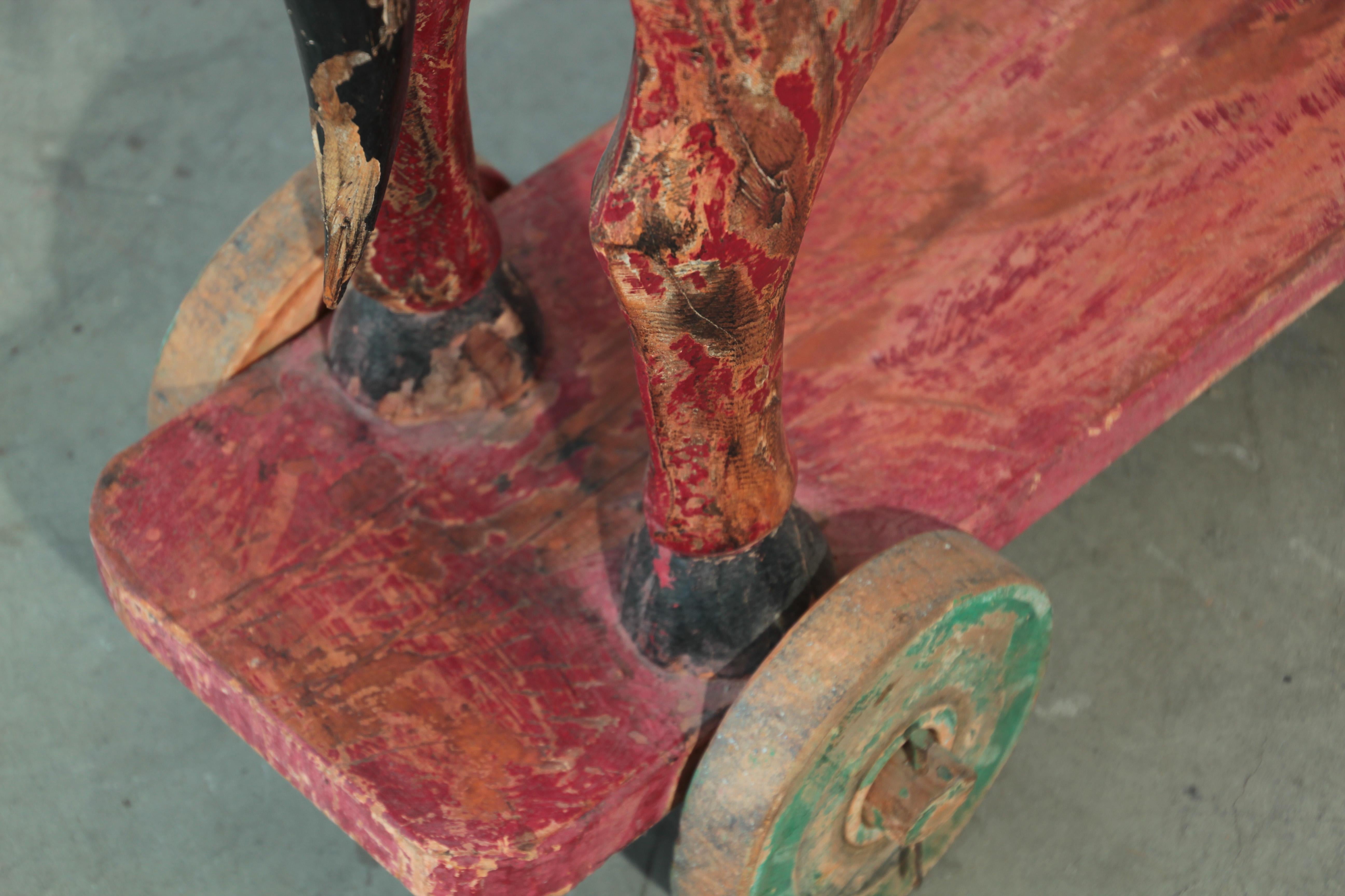 Ancien cheval de cérémonie surdimensionné en bois polychrome d'Asie du Sud d'origine indienne en vente 1