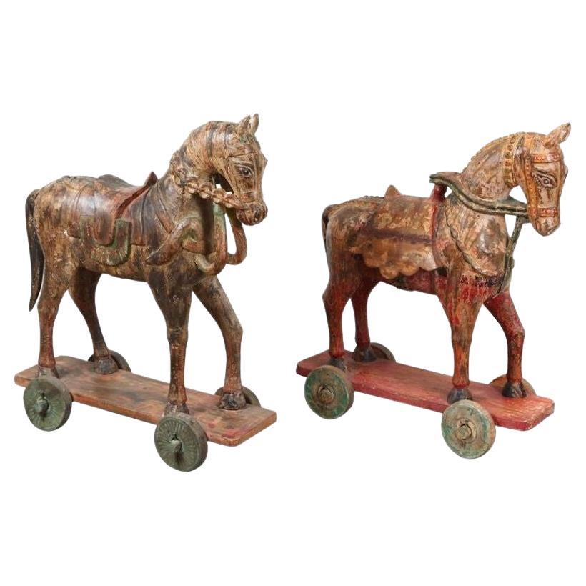 Anciennes chevaux de temple surdimensionnés en bois polychrome d'Asie du Sud-Est