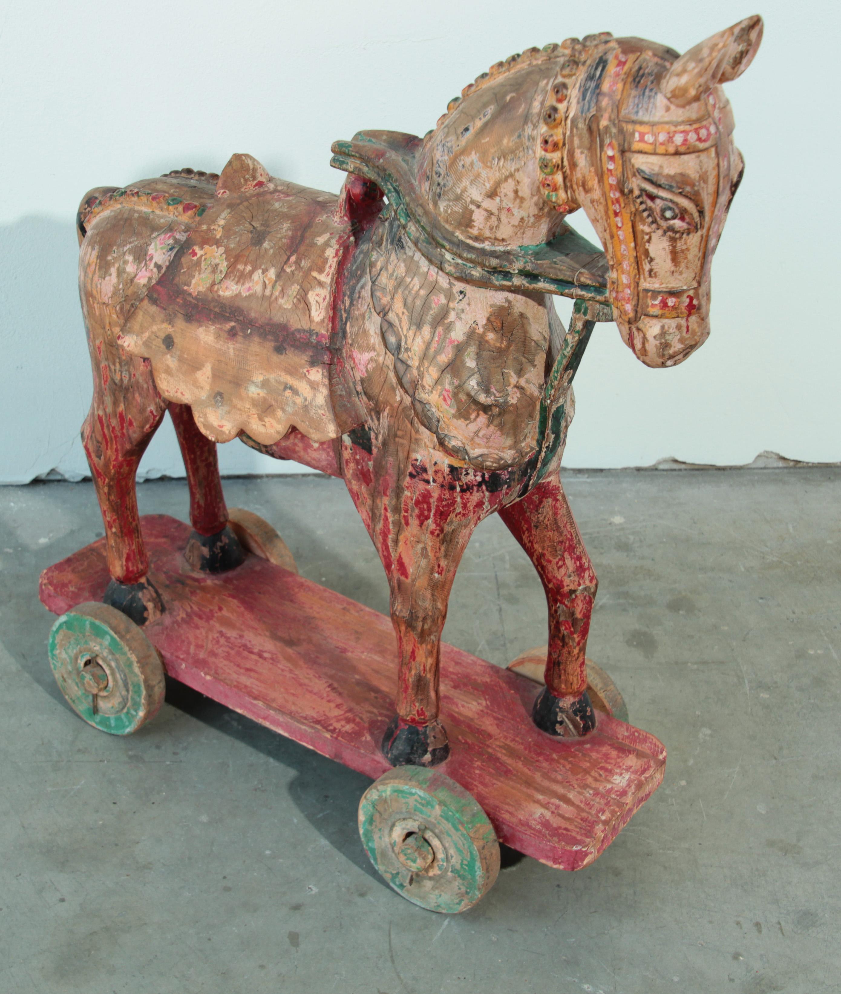 Gran Caballo de Templo Asiático Antiguo de Madera Policromada de Gran Tamaño procedente de la India Indio en venta