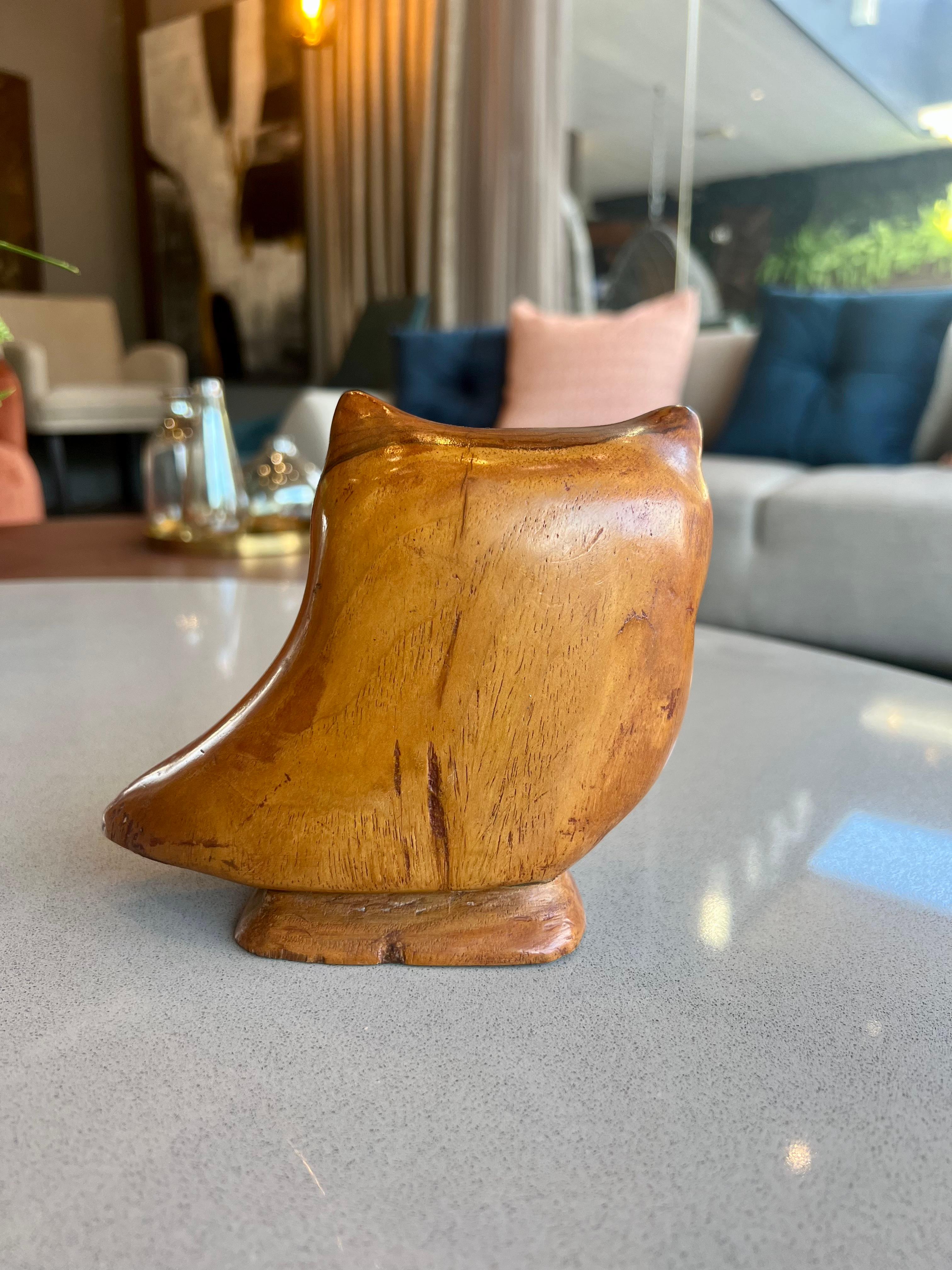 Raro pezzo dei Los Castillo, che sono tutti gioiellieri artigiani ma la loro natura creativa allude a questo tipo di pezzo, una combinazione di legno di cocobolo (lo stesso usato da Don Stone) con pietra obcidiana e abalone negli occhi. In basso c'è
