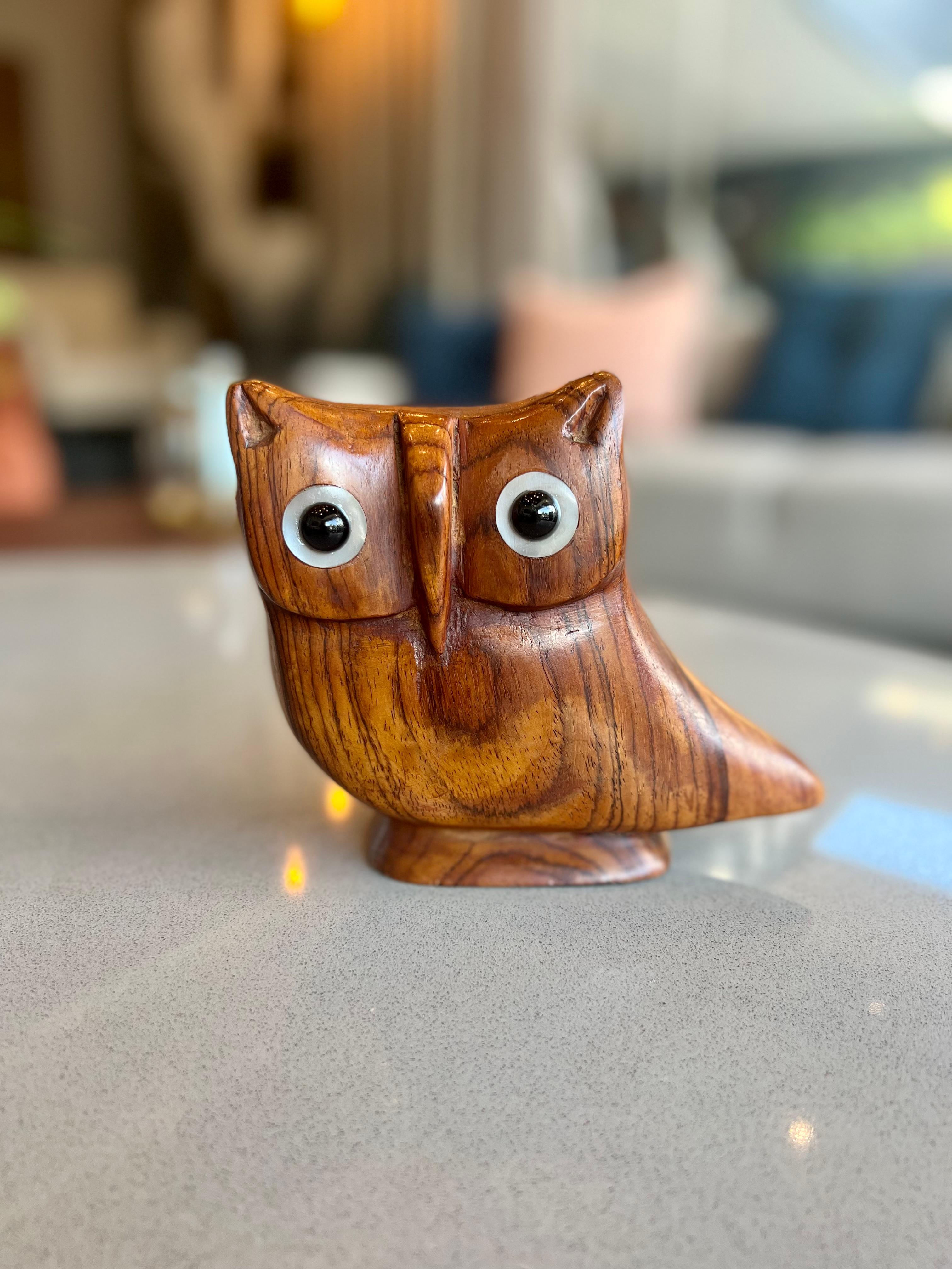 Mid-Century moderno Scultura in legno di gufo con occhi di ossidiana e abalone di Los Castillo in vendita