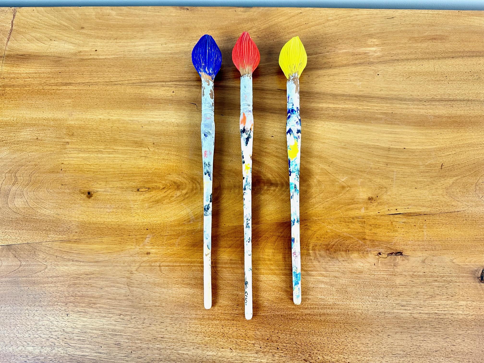 Dimensions: H 15.7” x W 1.7” x D 1.7”

Set of 3 hand carved and painted paint brushes by venetian sculptor Livio De Marchi. Each brush has a signature.
Please see our other listings for ideas and matching pieces.

Condition: Vintage condition