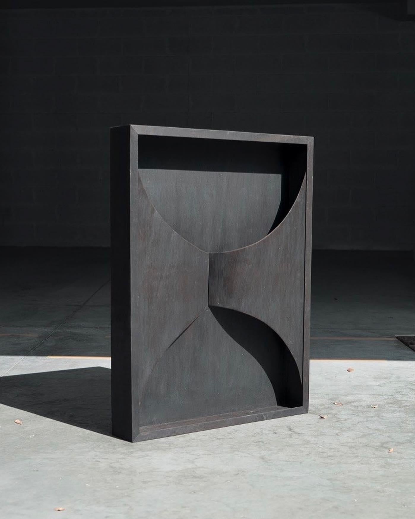 Pannelli in legno di Touch With Eyes
Dimensioni: L. 15 x P. 60 x H. 80 cm
Materiali: Compensato, bruciato e ricoperto di olio e cera. 
Peso: 3 kg. 

I pannelli di legno sono stati realizzati ispirandosi al mare. Il compensato imita le onde e scorre