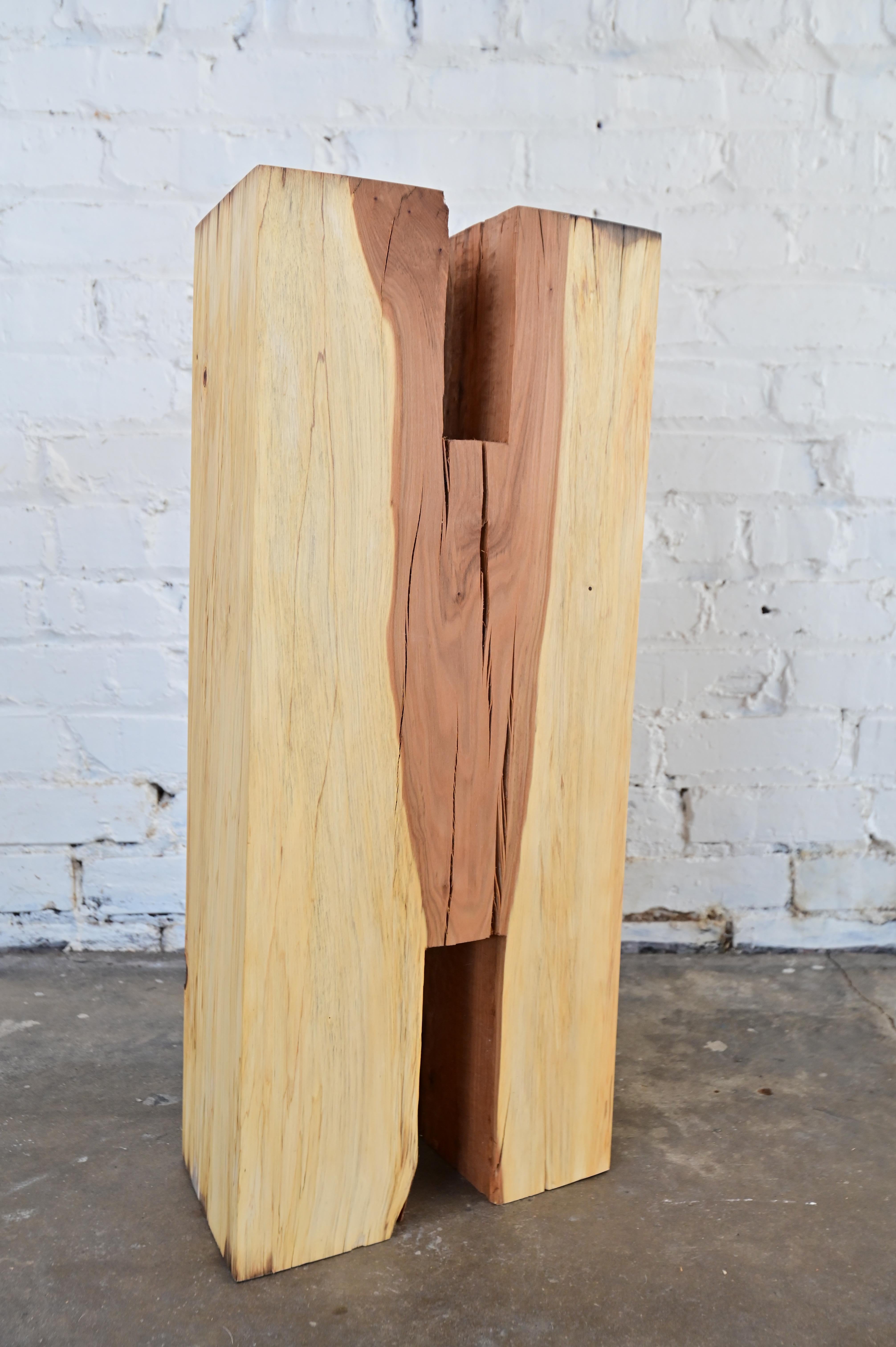 Objet d'art/pédestal unique en bois. Sculptée dans du bois massif, avec des marques d'outils à la main et des variations naturelles du grain. 27,5