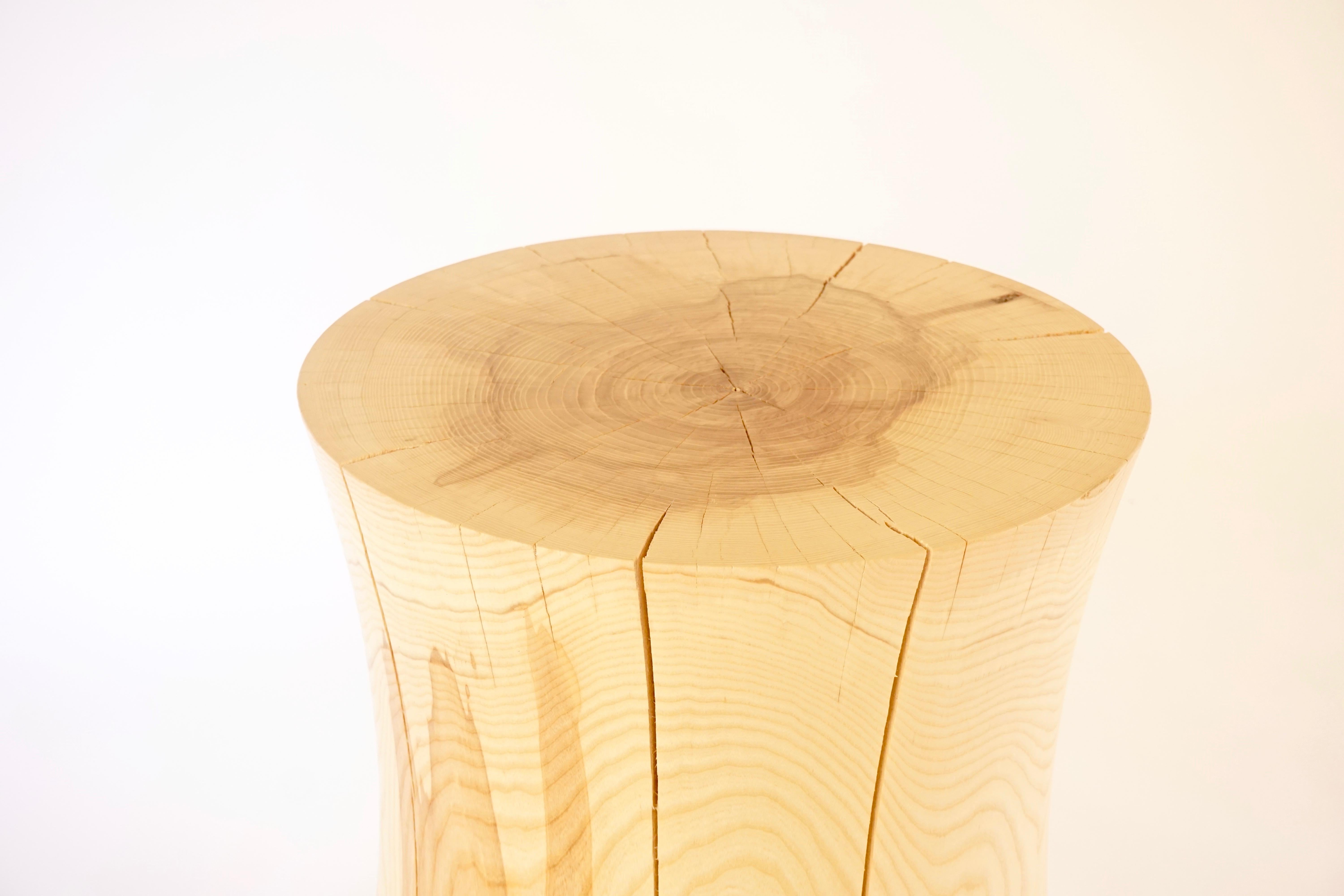 Dieser Sockeltisch #2 aus Esche ist eine der zehn Originalformen der Lehrecke Pedestal-Kollektion von 1996. Das Besondere an diesem Stück ist die Qualität des Holzes und die Tatsache, dass der Eschenbaum in alarmierendem Tempo verschwindet. Lehrecke
