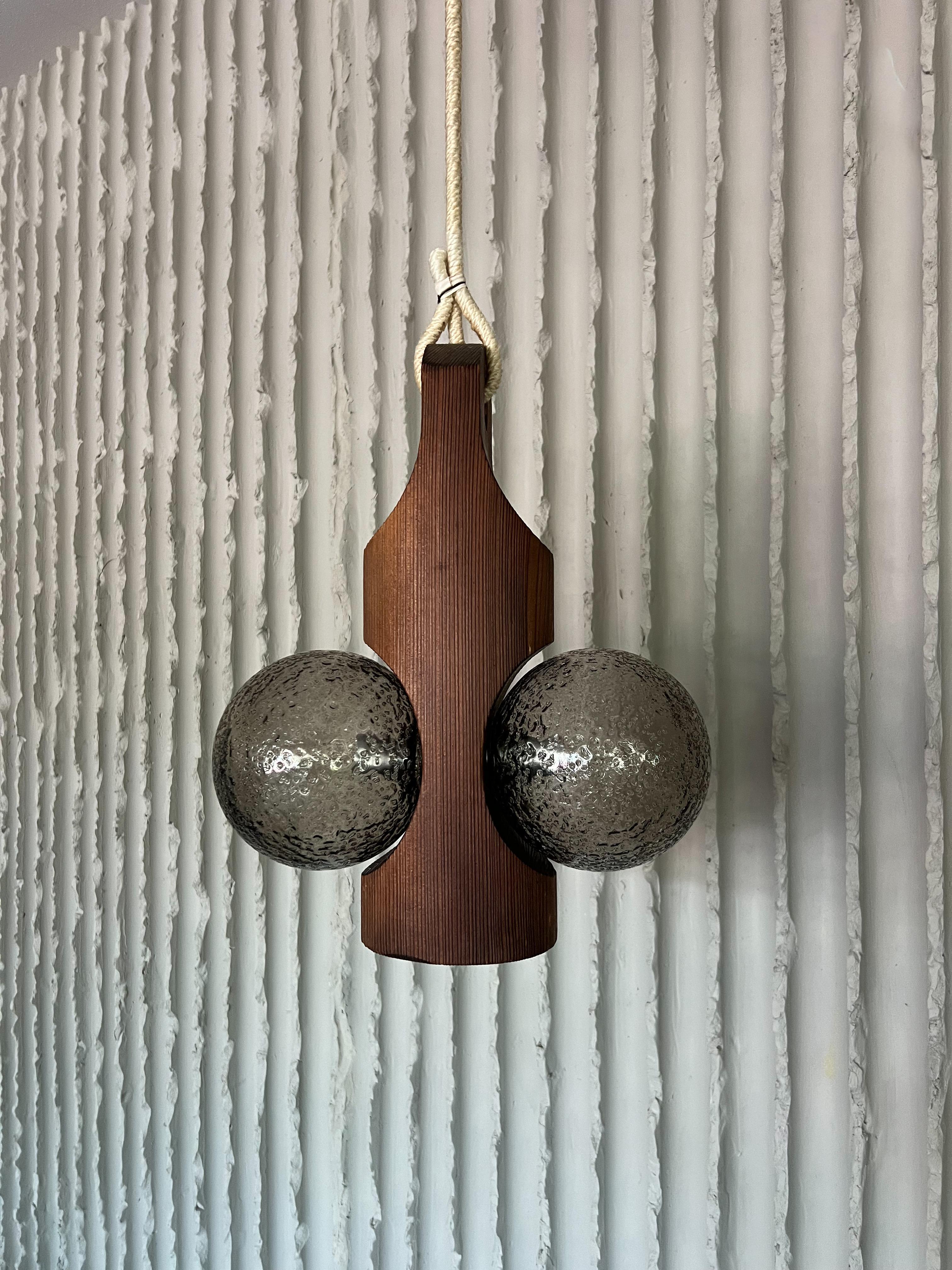 Aporta un diseño atemporal y una atmósfera cálida a tu espacio con esta lámpara colgante Temde Leuchte, un impresionante ejemplo de la iluminación moderna de mediados de siglo de los años 60-70.

Fabricado con un cuerpo escultural de madera de teca