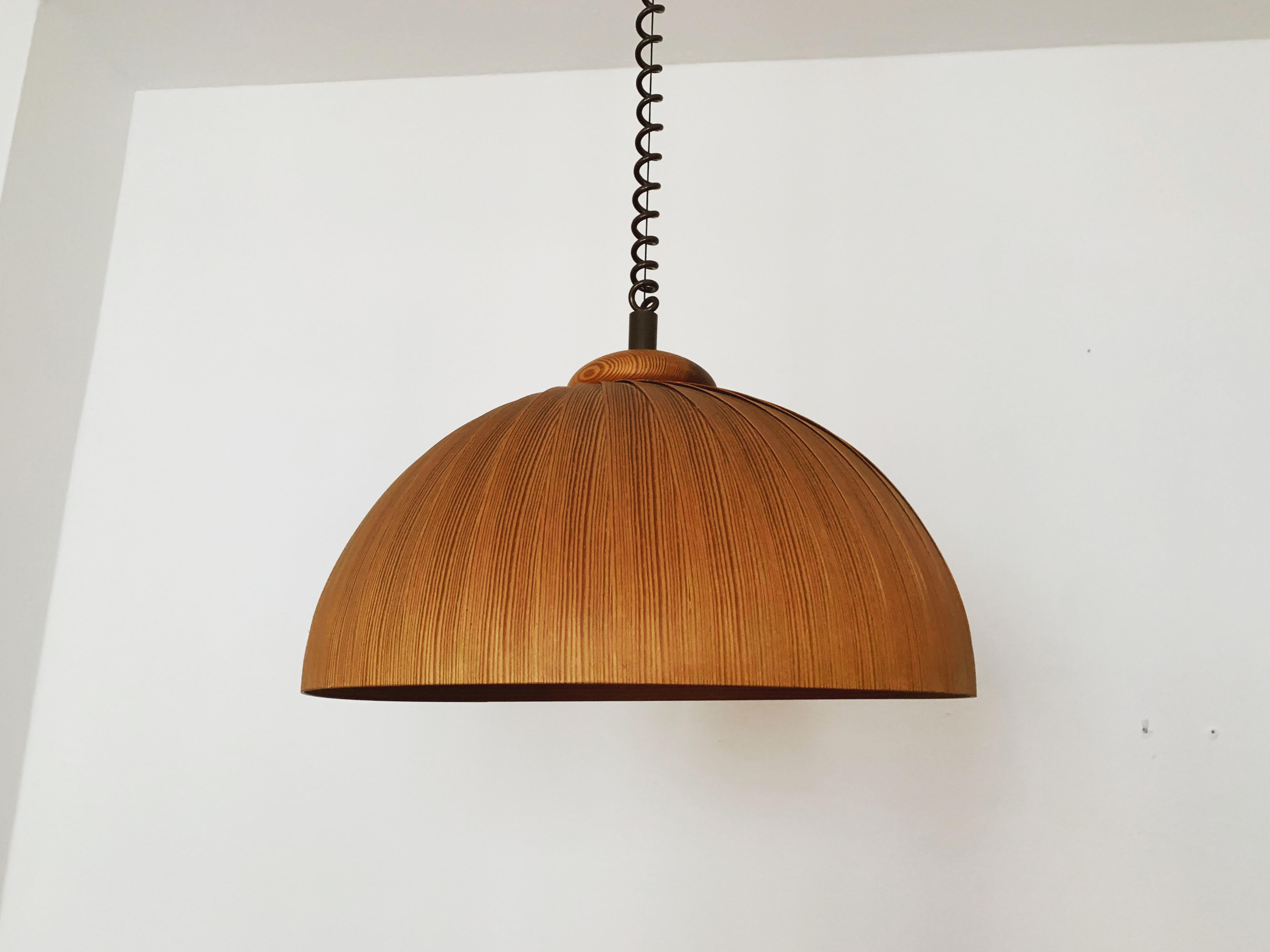 Extraordinarily beautiful wooden pendant lamp from the 1960s.
Loving and high-quality processing.
The design and the material create a very warm and pleasant light.
Infinitely height-adjustable with the lift function.

Condition:

Very good