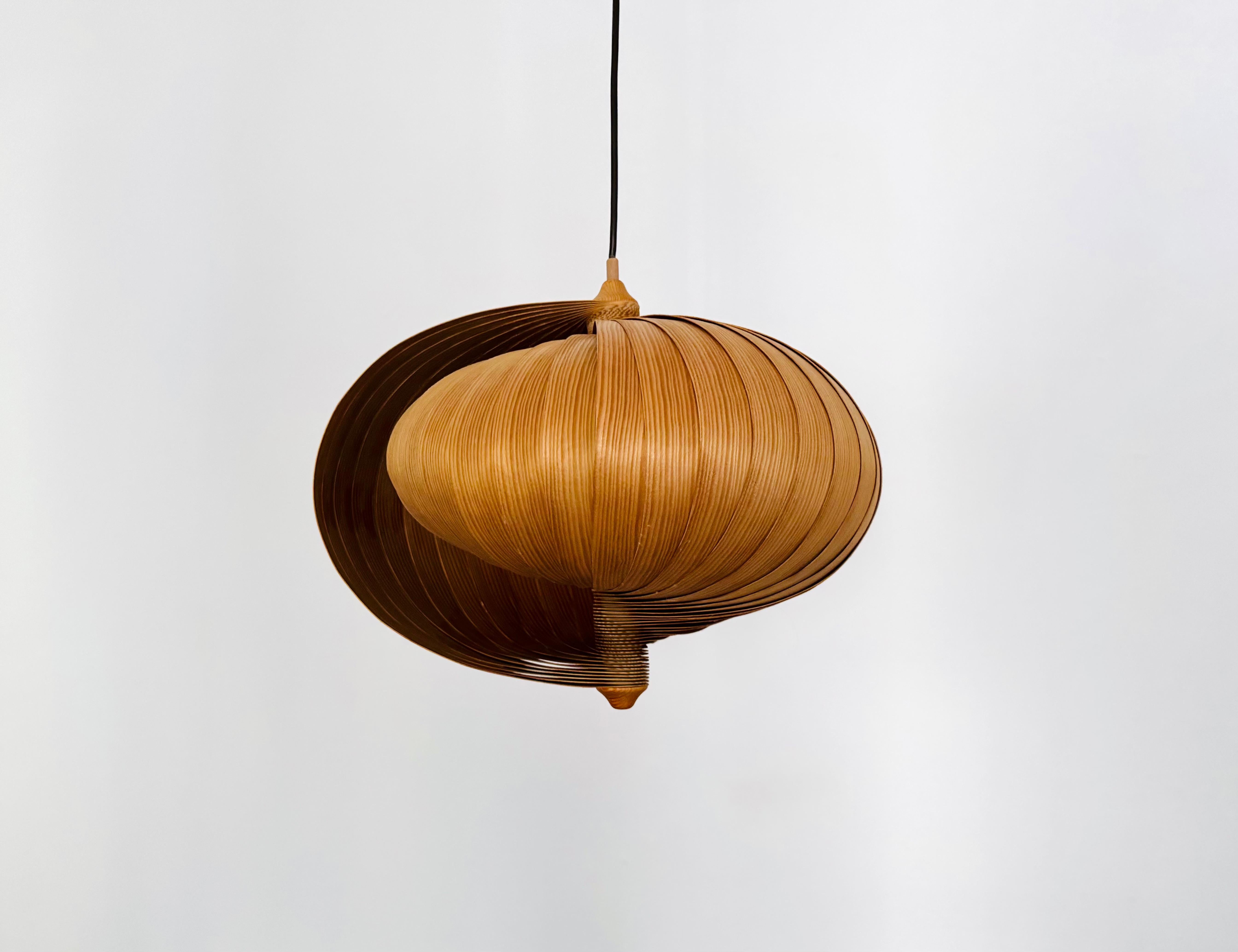 Lampada a sospensione in legno di straordinaria bellezza degli anni '60.
Lavorazione amorevole e di alta qualità.
Il design e il materiale creano una luce molto calda e piacevole.

Condizioni:

Condizioni vintage molto buone con lievi segni di