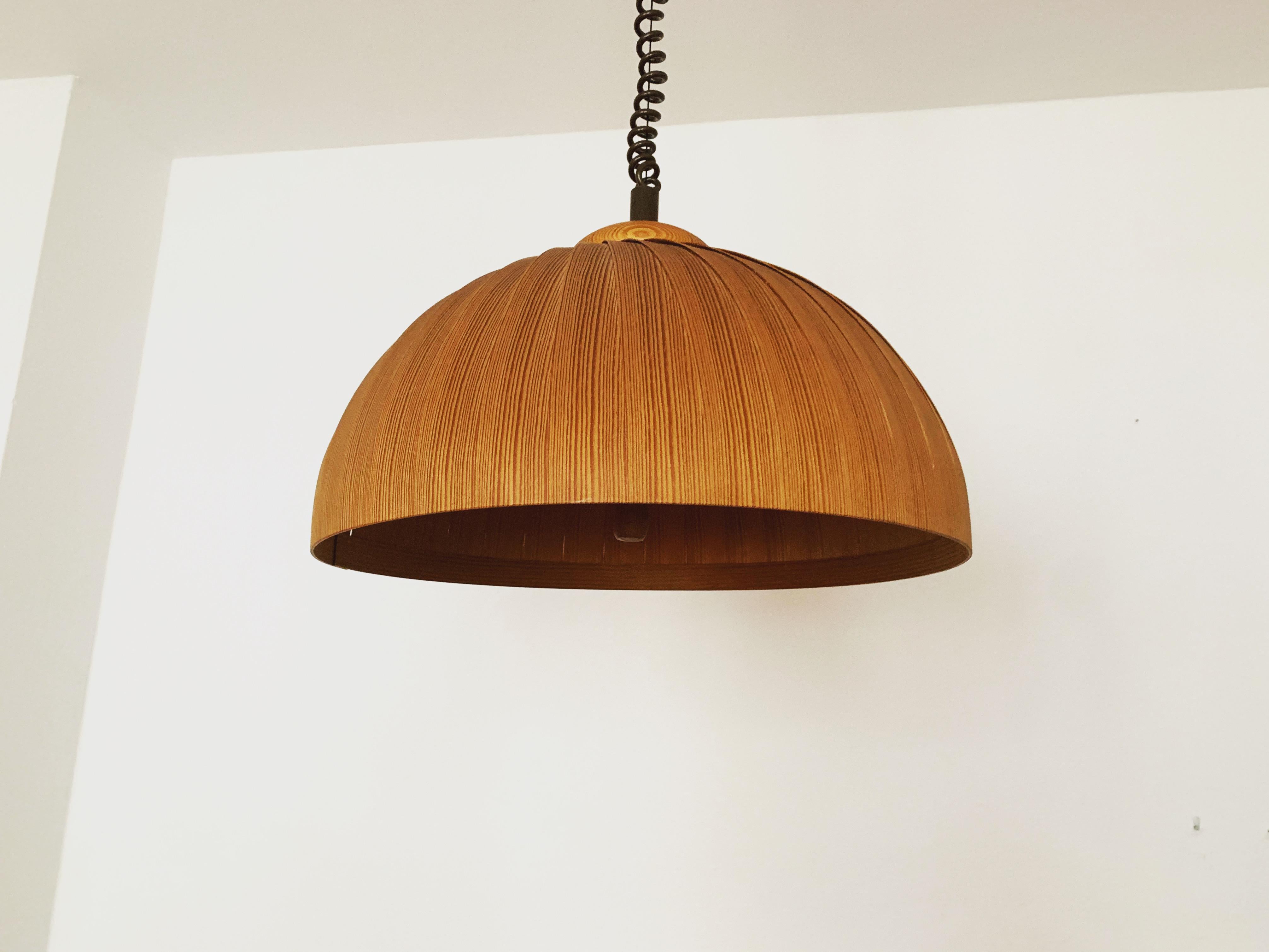 Außergewöhnlich schöne Pendelleuchte aus Holz aus den 1960er Jahren.
Liebevolle und hochwertige Verarbeitung.
Das Design und das MATERIAL erzeugen ein sehr warmes und angenehmes Licht.
Mit der Liftfunktion stufenlos