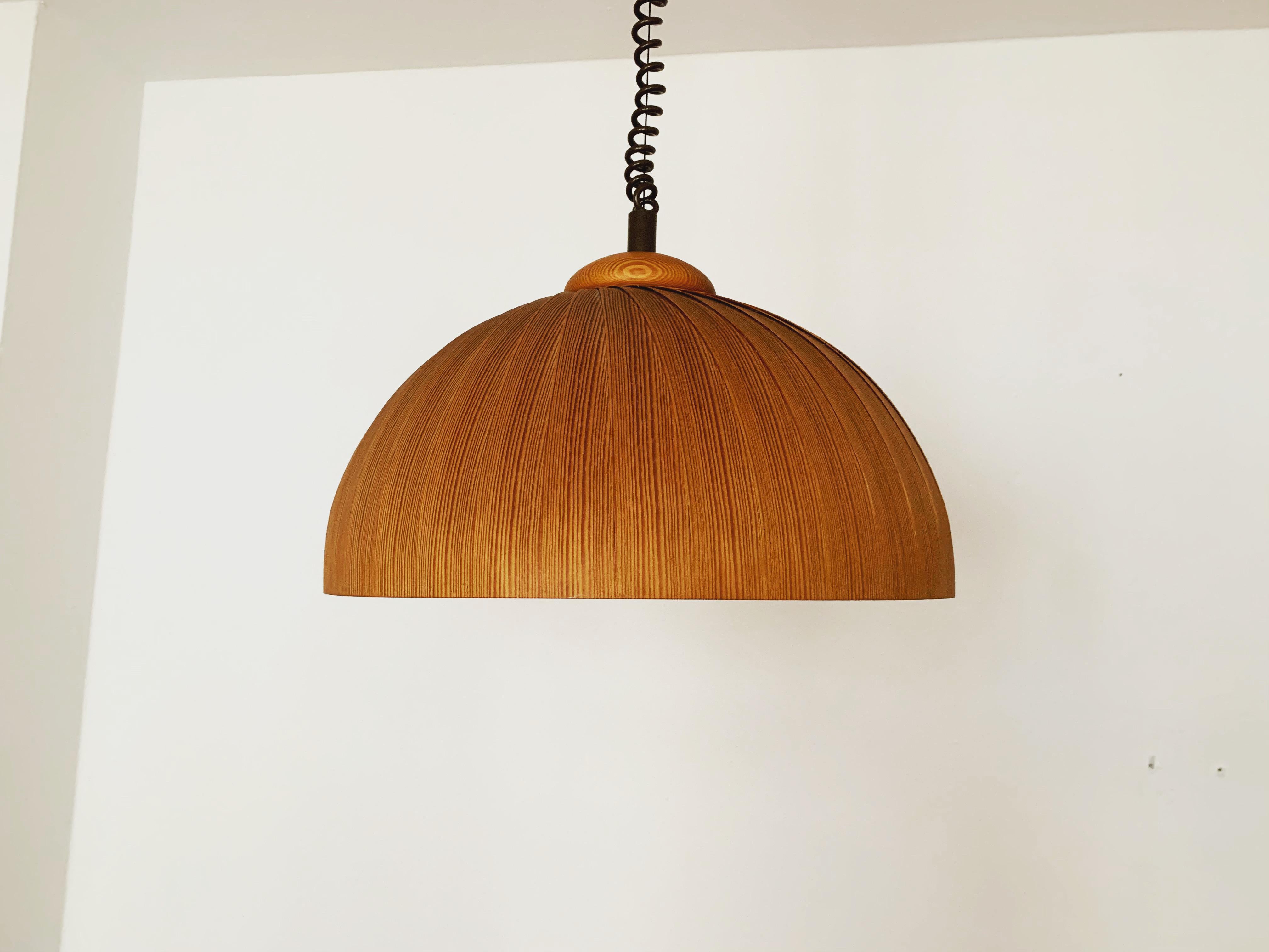 Scandinave moderne Lampe pendante en bois en vente