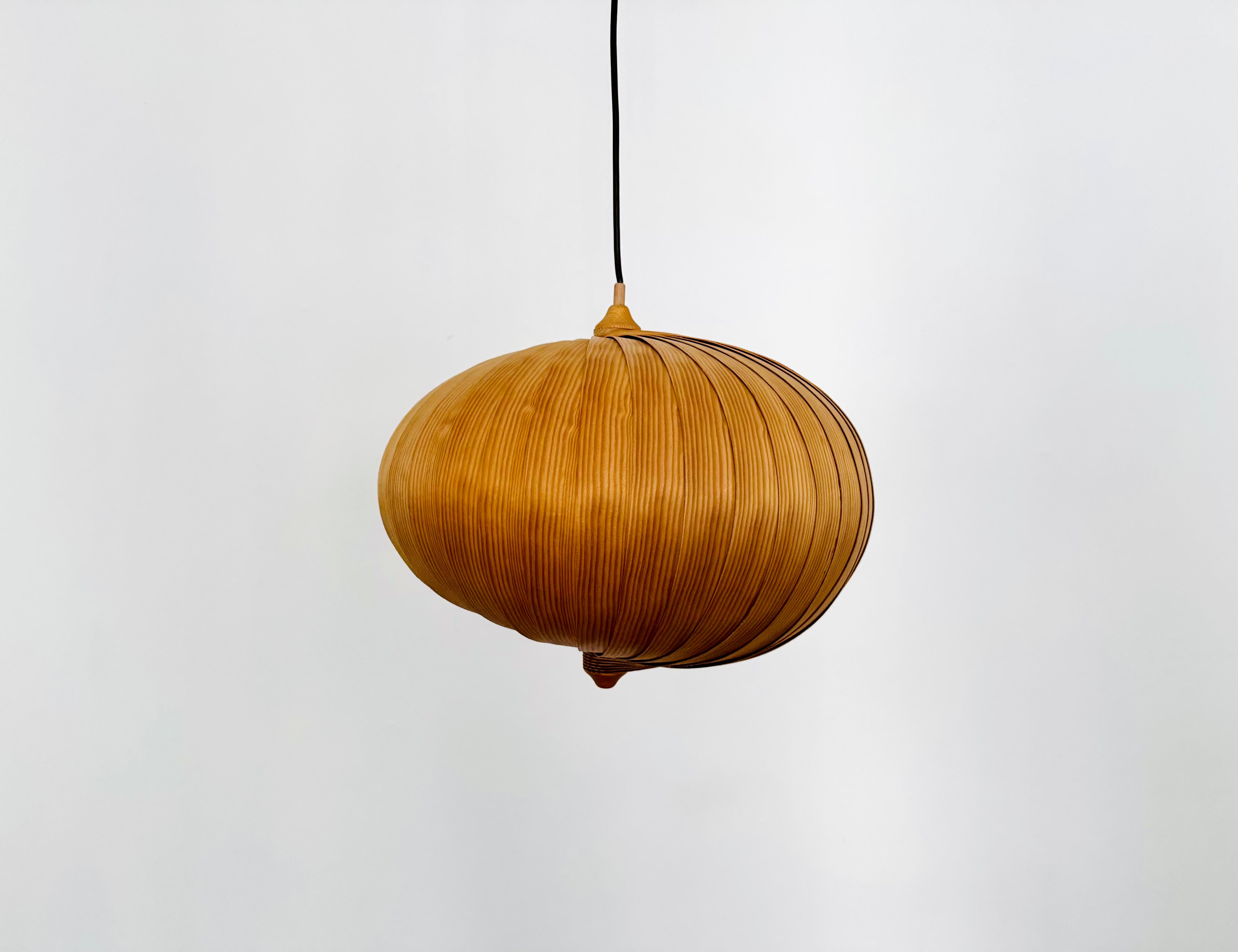 Scandinavo moderno Lampada a sospensione in legno in vendita