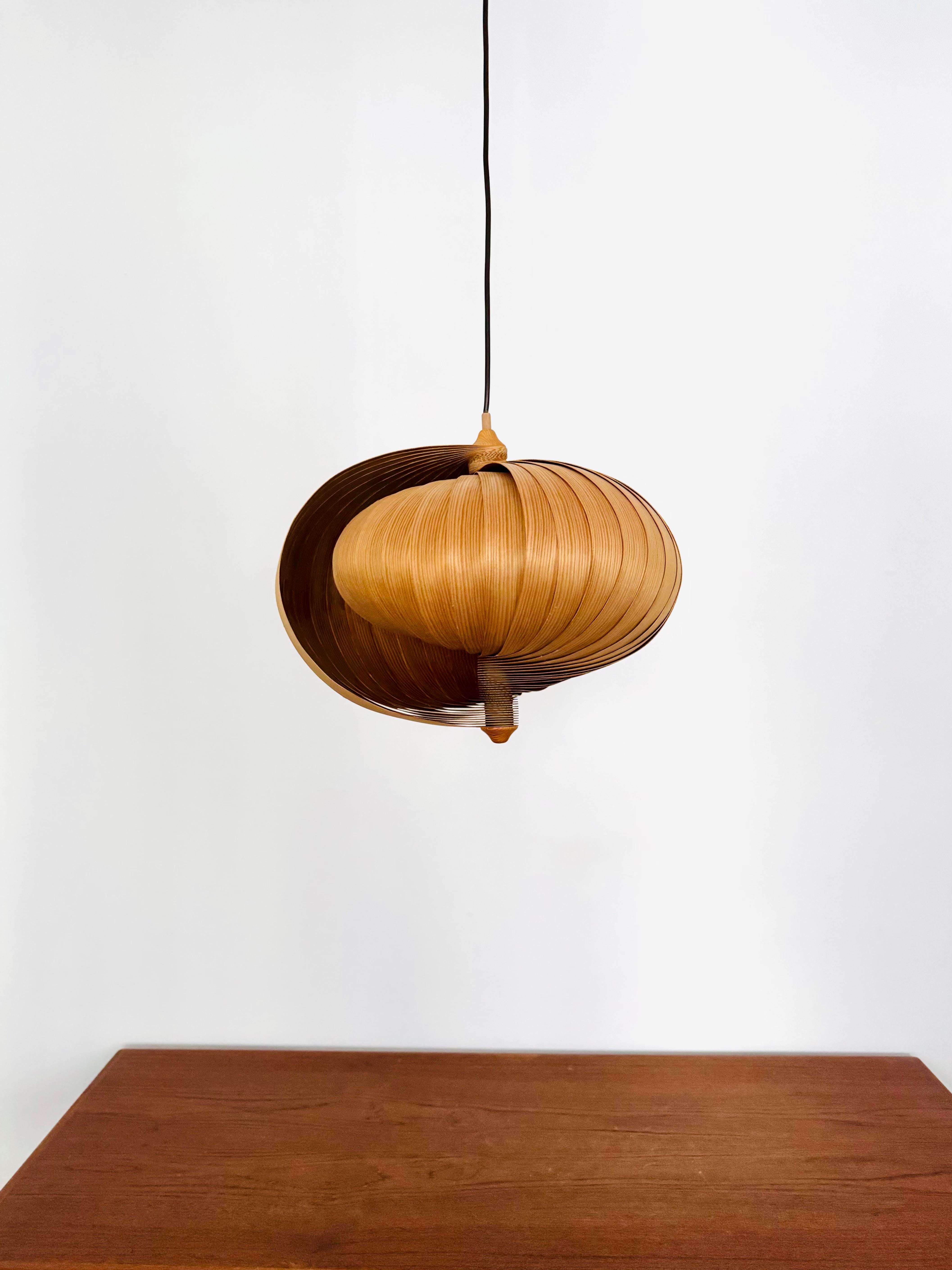 Lampada a sospensione in legno In condizioni buone in vendita a München, DE