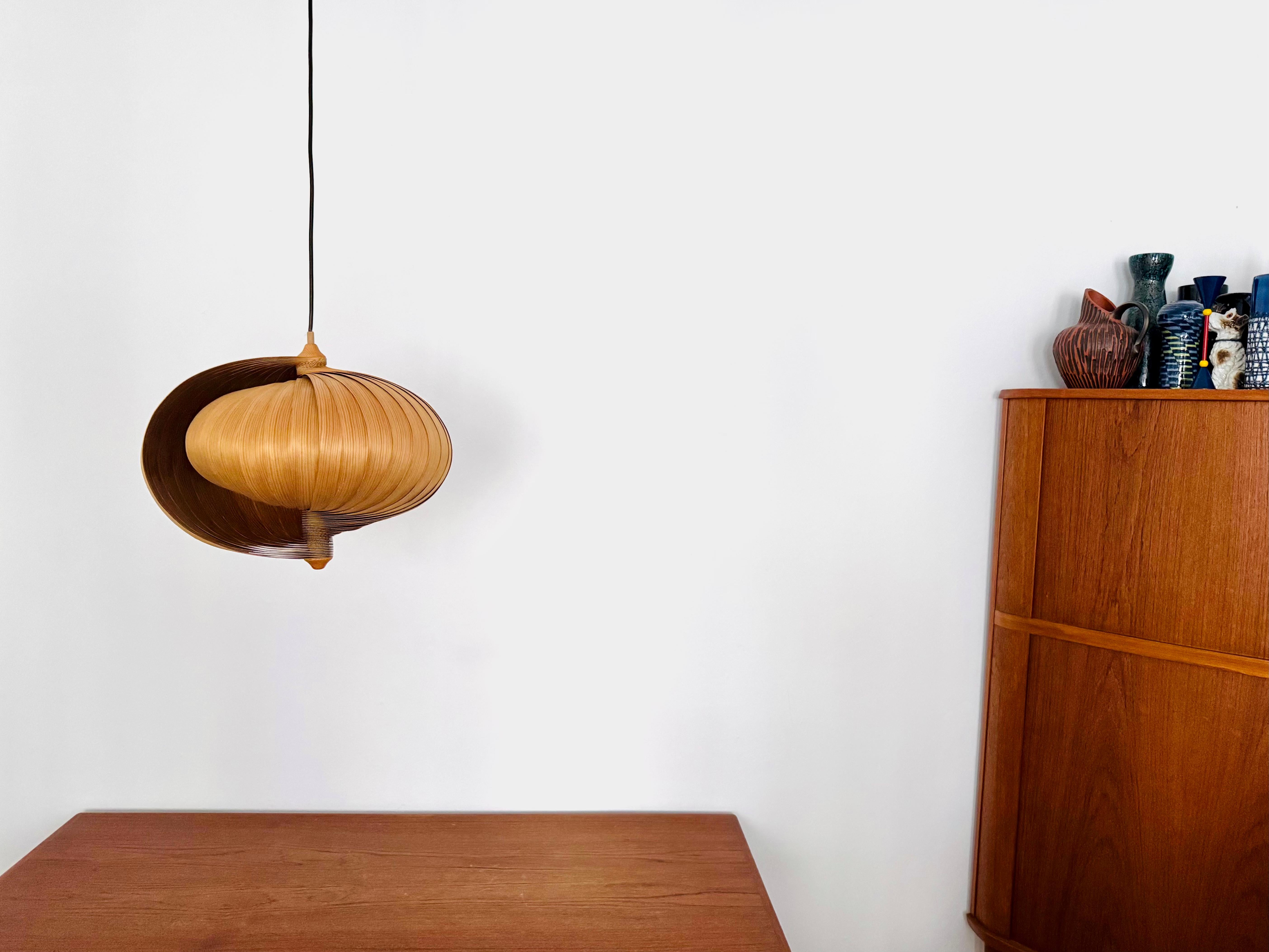Metà XX secolo Lampada a sospensione in legno in vendita