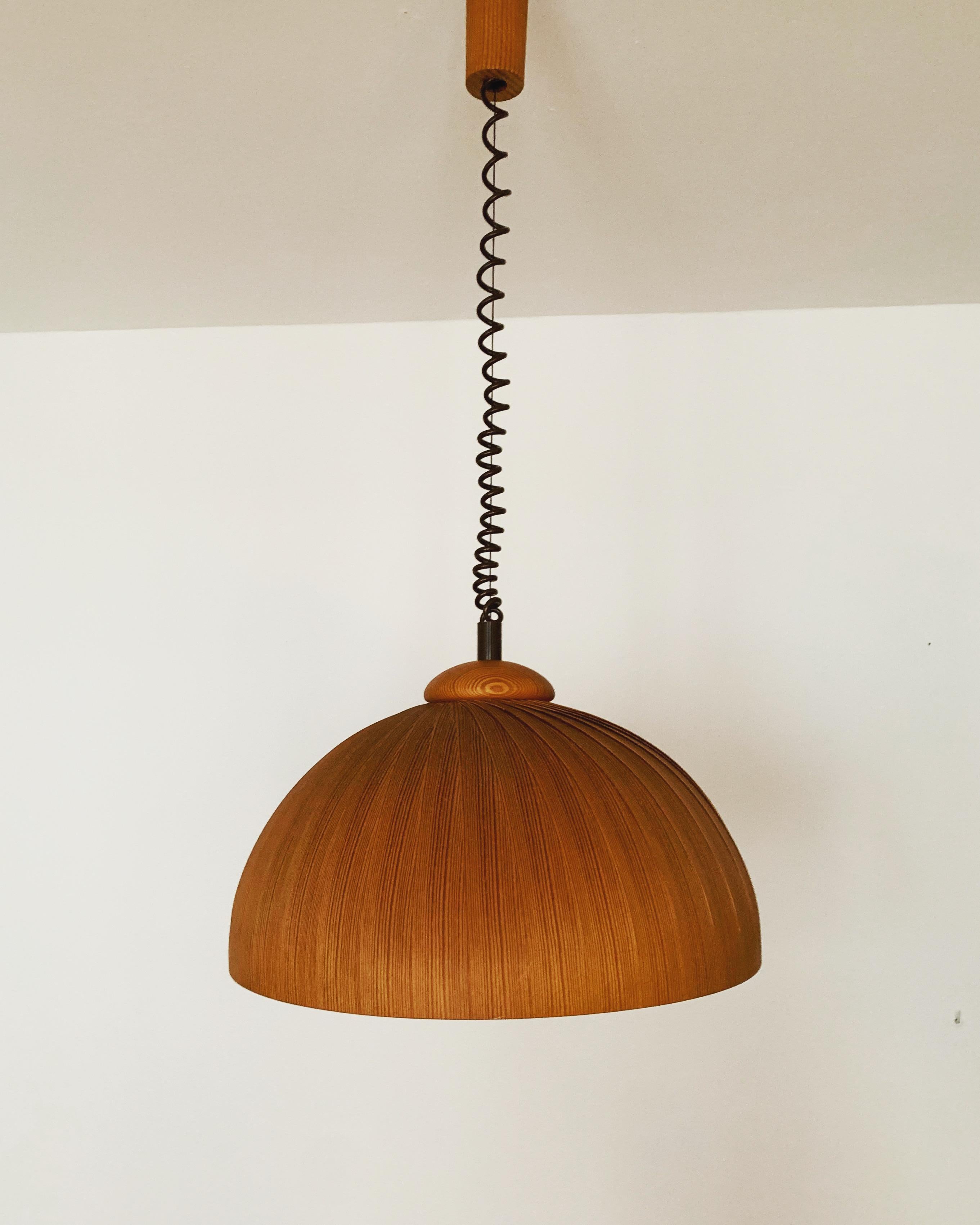 Hölzerne Hängelampe (Mitte des 20. Jahrhunderts) im Angebot