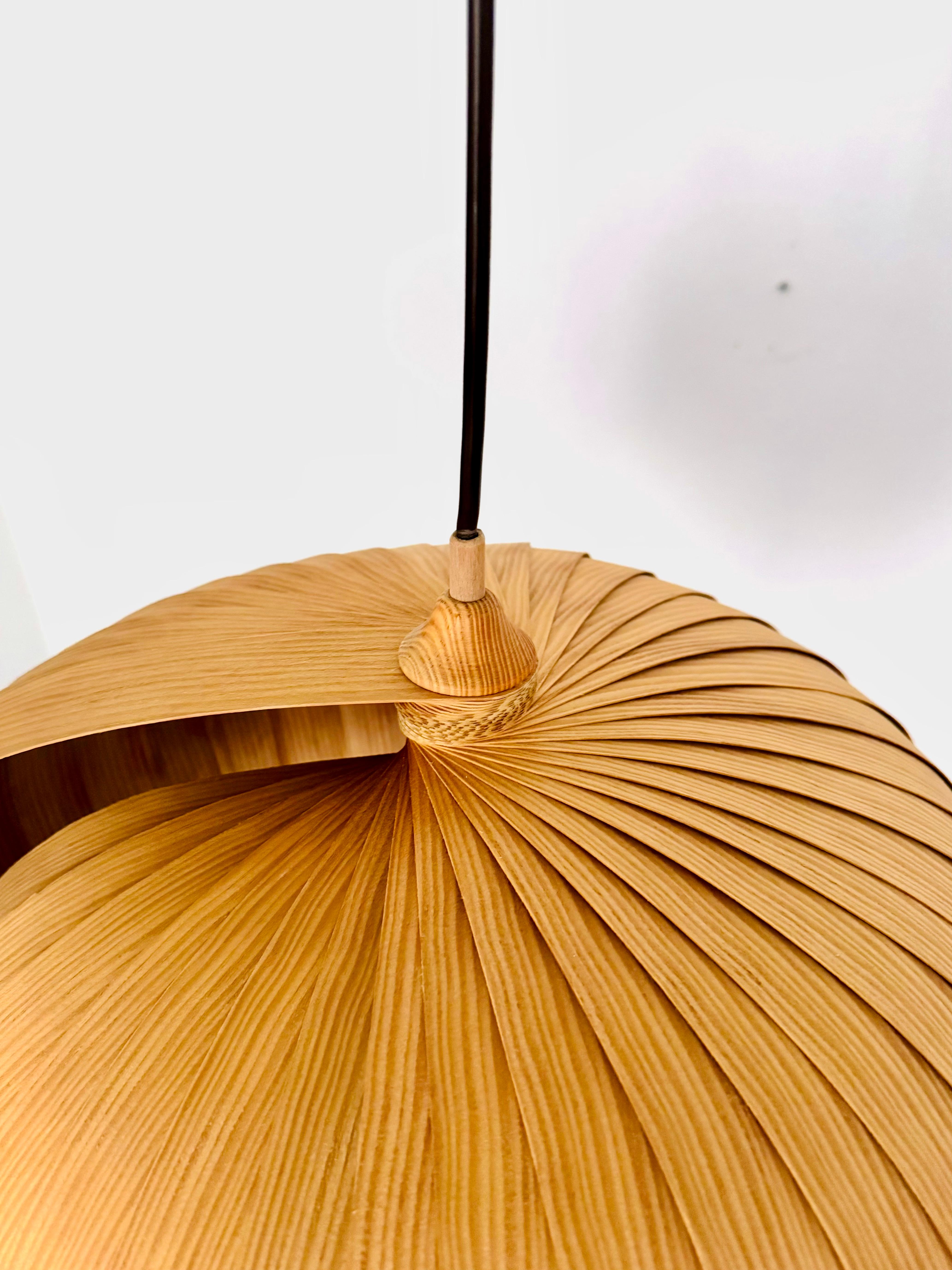 Lampada a sospensione in legno in vendita 1