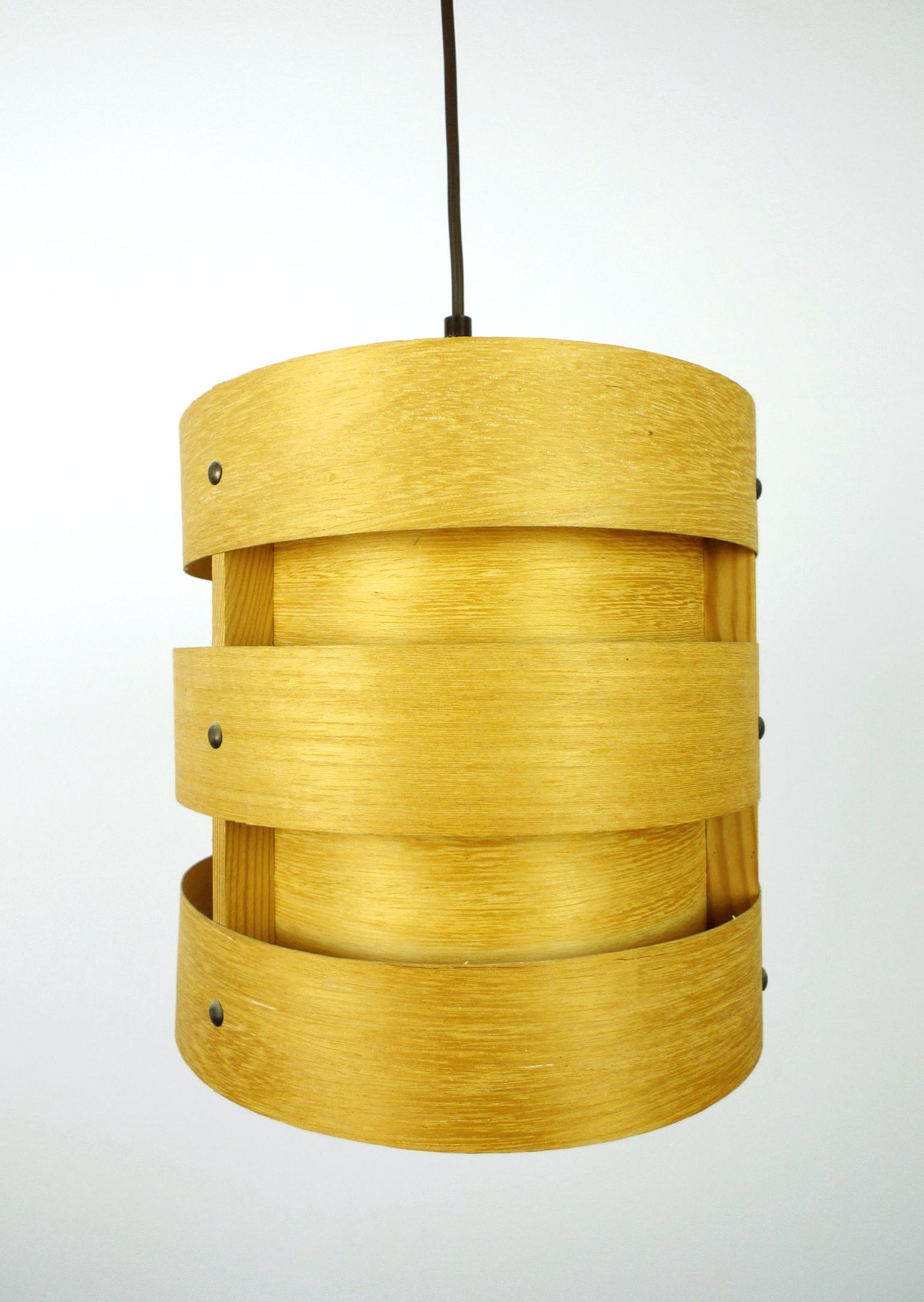Ceiling light from the German manufacturer Zicoli from the 1970s. The lamp consists of five overlapping veneer strips of ash wood, which are connected by narrow pine wood strips. The lamp has an E 27 bulb socket and it is in very good condition.