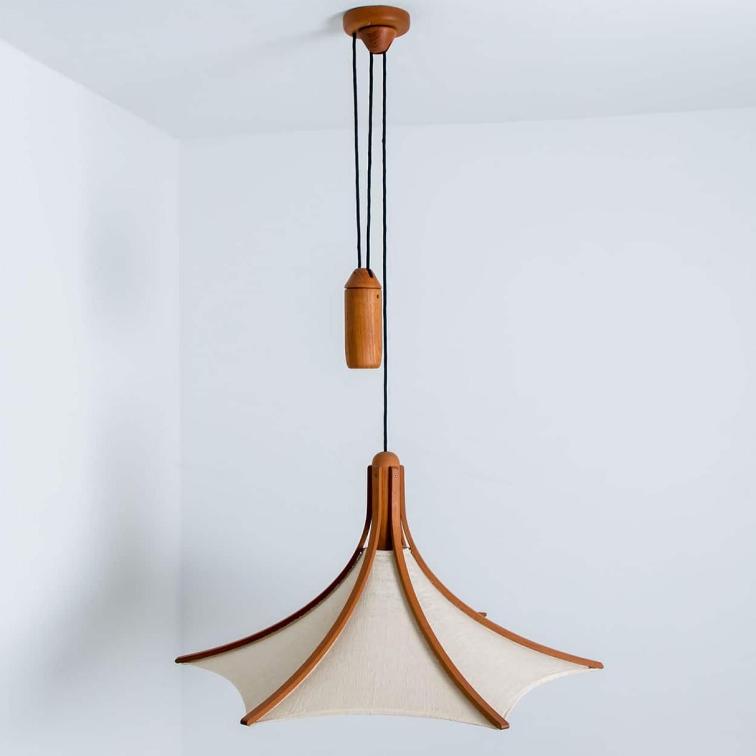 Lámpara colgante de madera con pantalla textil by Domus Alemania, 1970s en venta 8