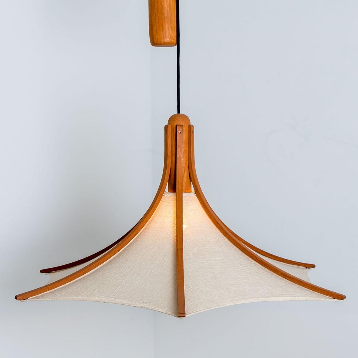 Lámpara colgante de madera con pantalla textil by Domus Alemania, 1970s Moderno de mediados de siglo en venta