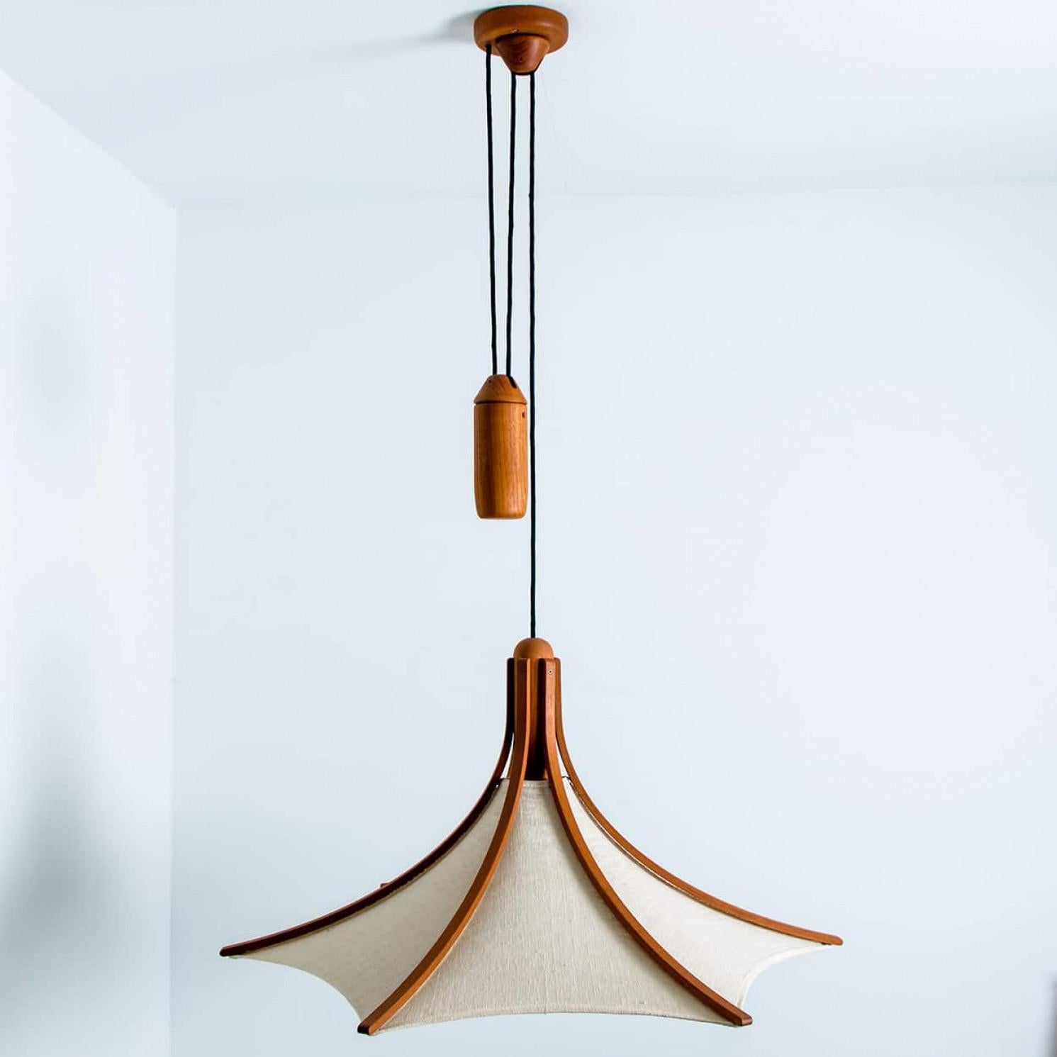 Lámpara colgante de madera con pantalla textil by Domus Alemania, 1970s en Bueno estado para la venta en Rijssen, NL