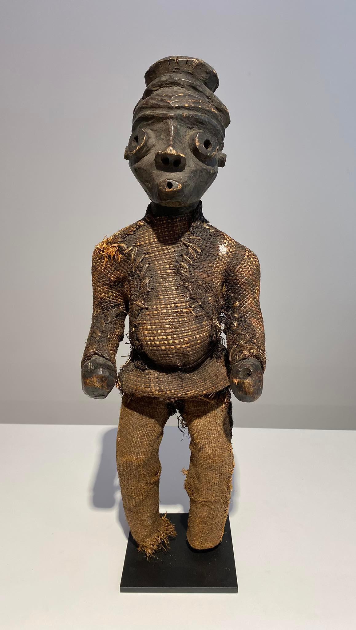 Sehr seltene antike und außergewöhnliche anthropomorphe Statue des Pende-Stammes 
Land : DRKongo Region Kasaï 
Alter : Ende 19. Jahrhundert
Höhe : 48 cm
Ausgezeichneter Zustand  / Fehlen der Füße