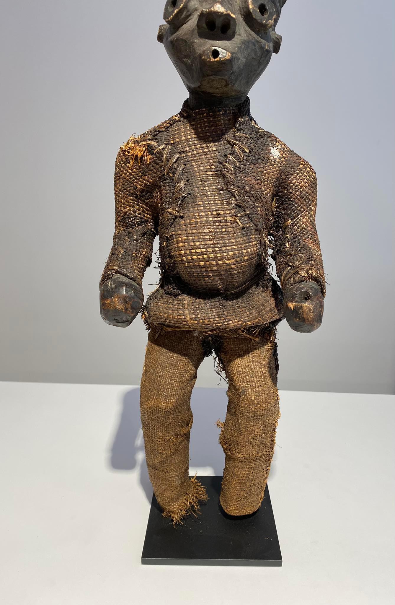 Wooden Pende Antropomorphic Statue Congo Region Kasaï -19th century African Art In Good Condition For Sale In Leuven, BE
