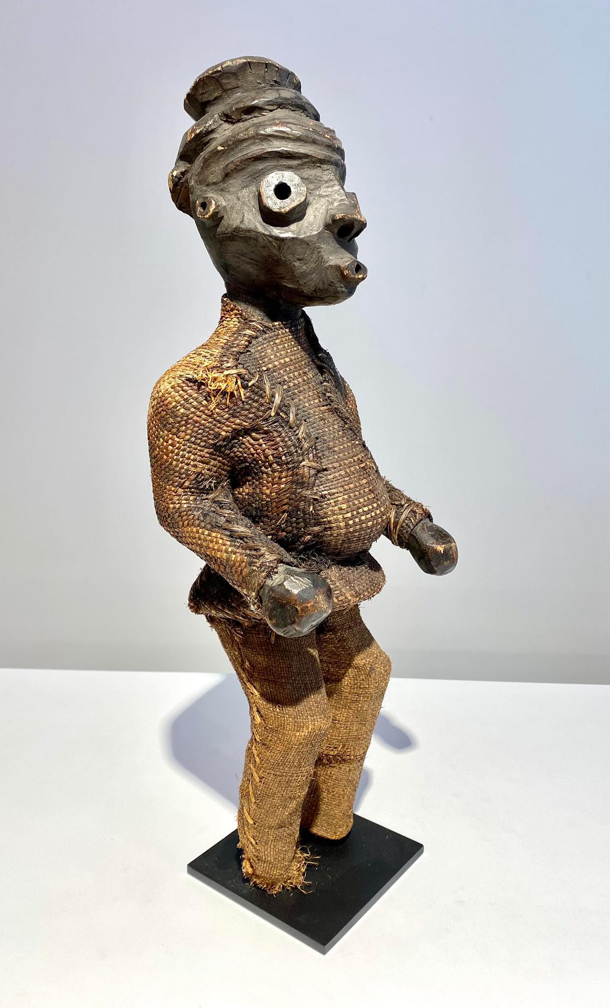 Hölzerne Pende Antropomorphe Statue Kongo Region Kasaï -19. Jahrhundert Afrikanische Kunst (Raffiabast) im Angebot