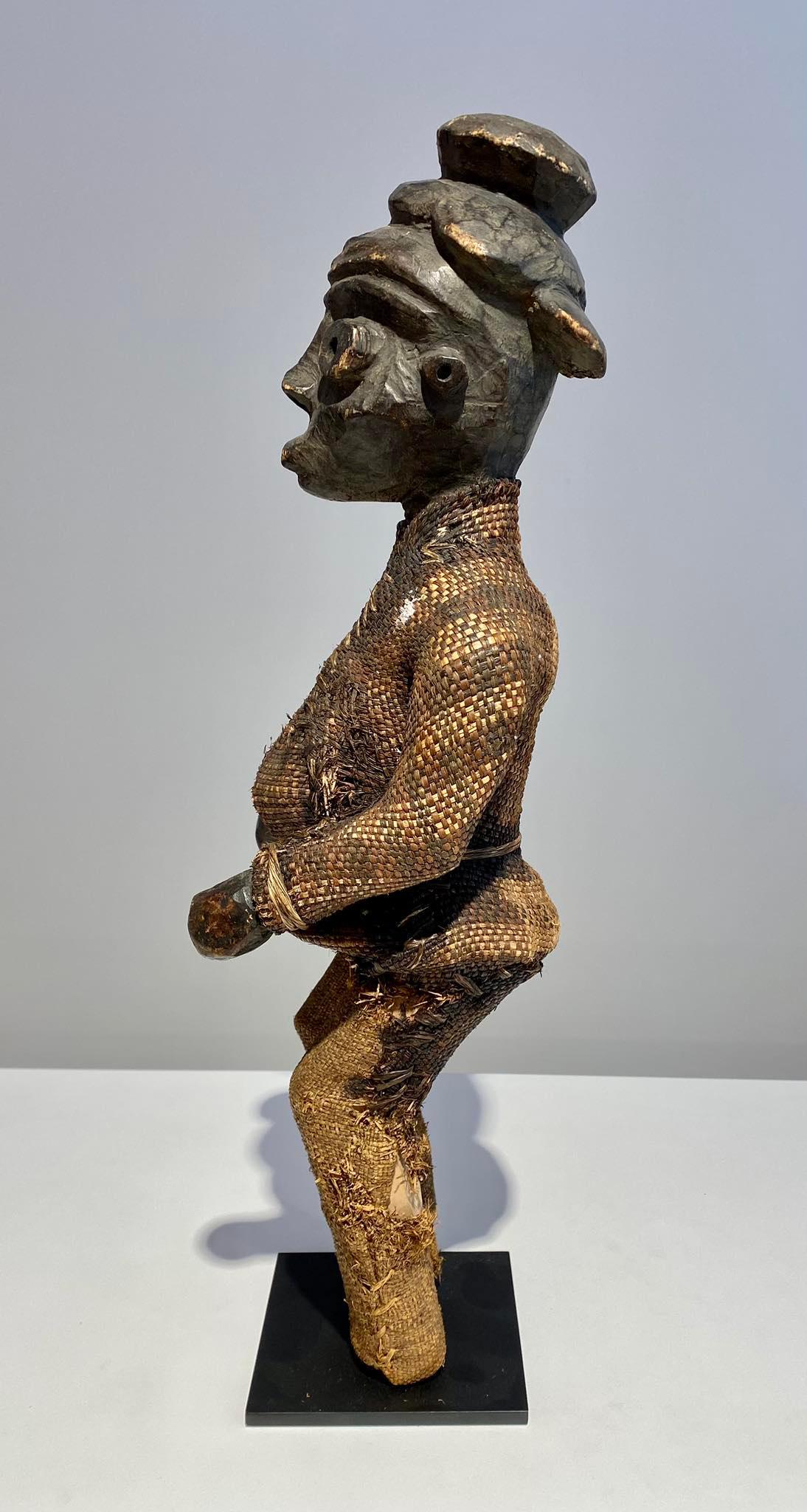 Hölzerne Pende Antropomorphe Statue Kongo Region Kasaï -19. Jahrhundert Afrikanische Kunst im Angebot 3
