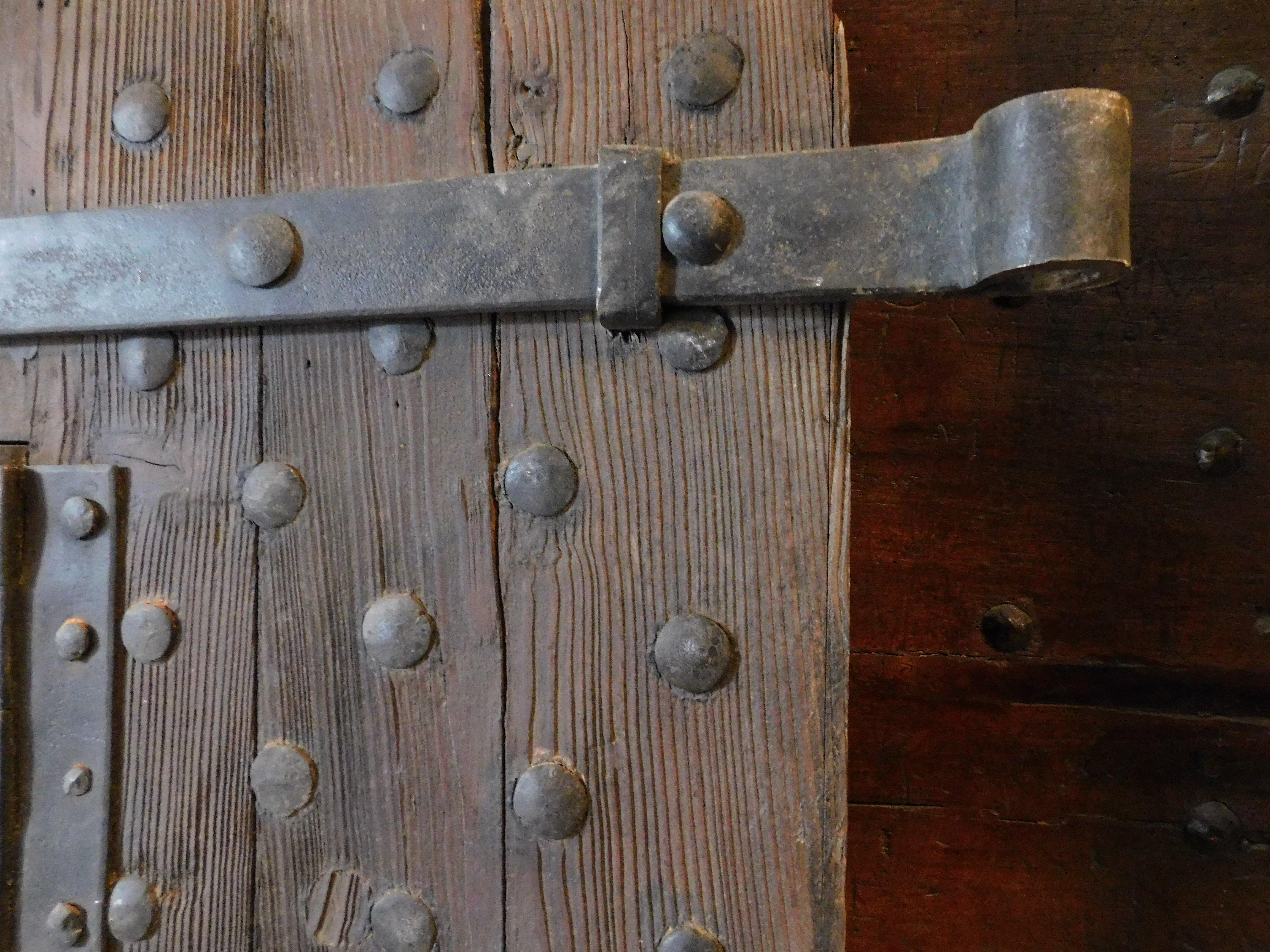 Porte de prison avec clous et serrures d'origine, Italie en vente 4