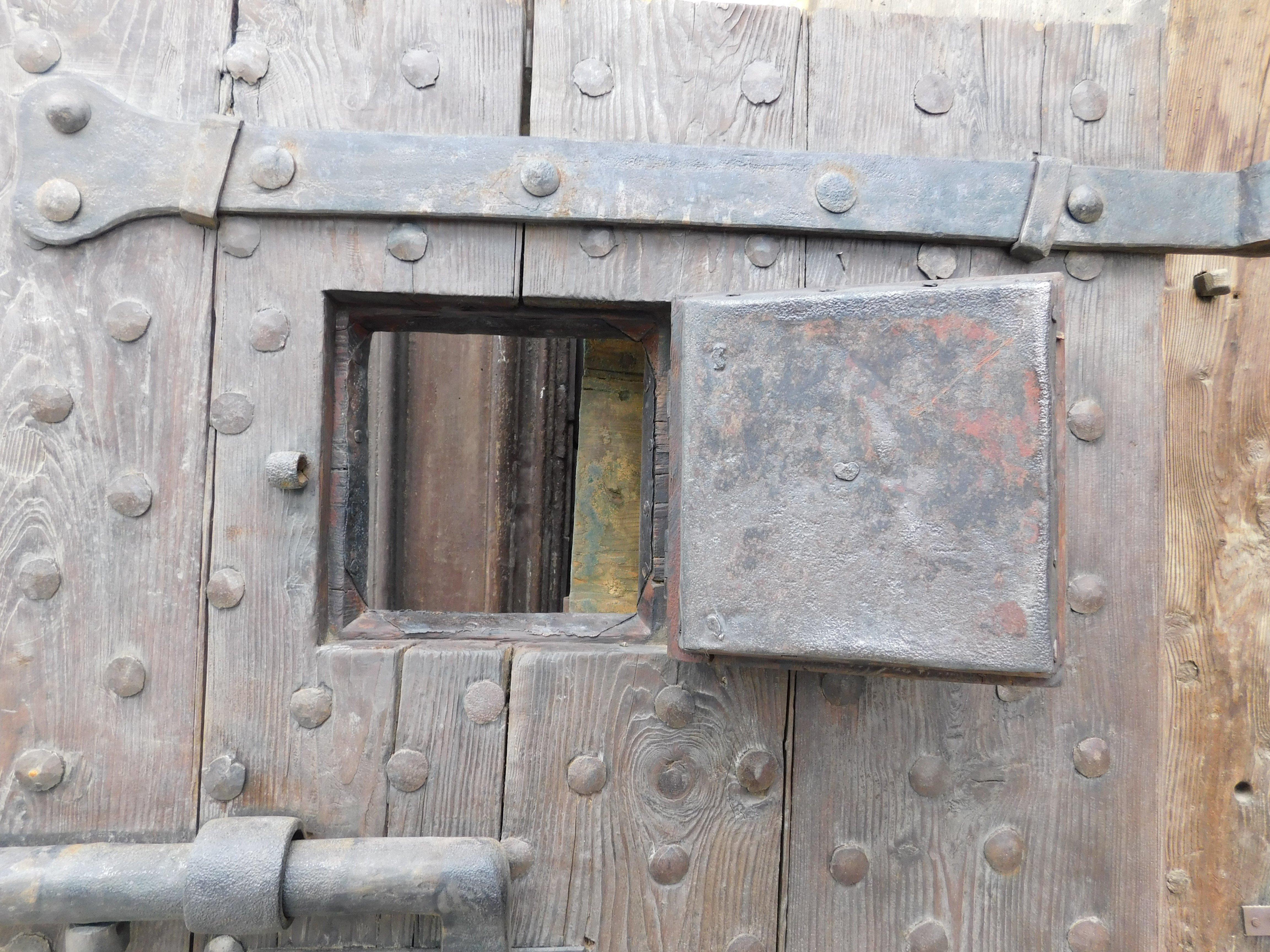 Porta di prigione in legno con borchie e serrature originali, Italia in vendita 5