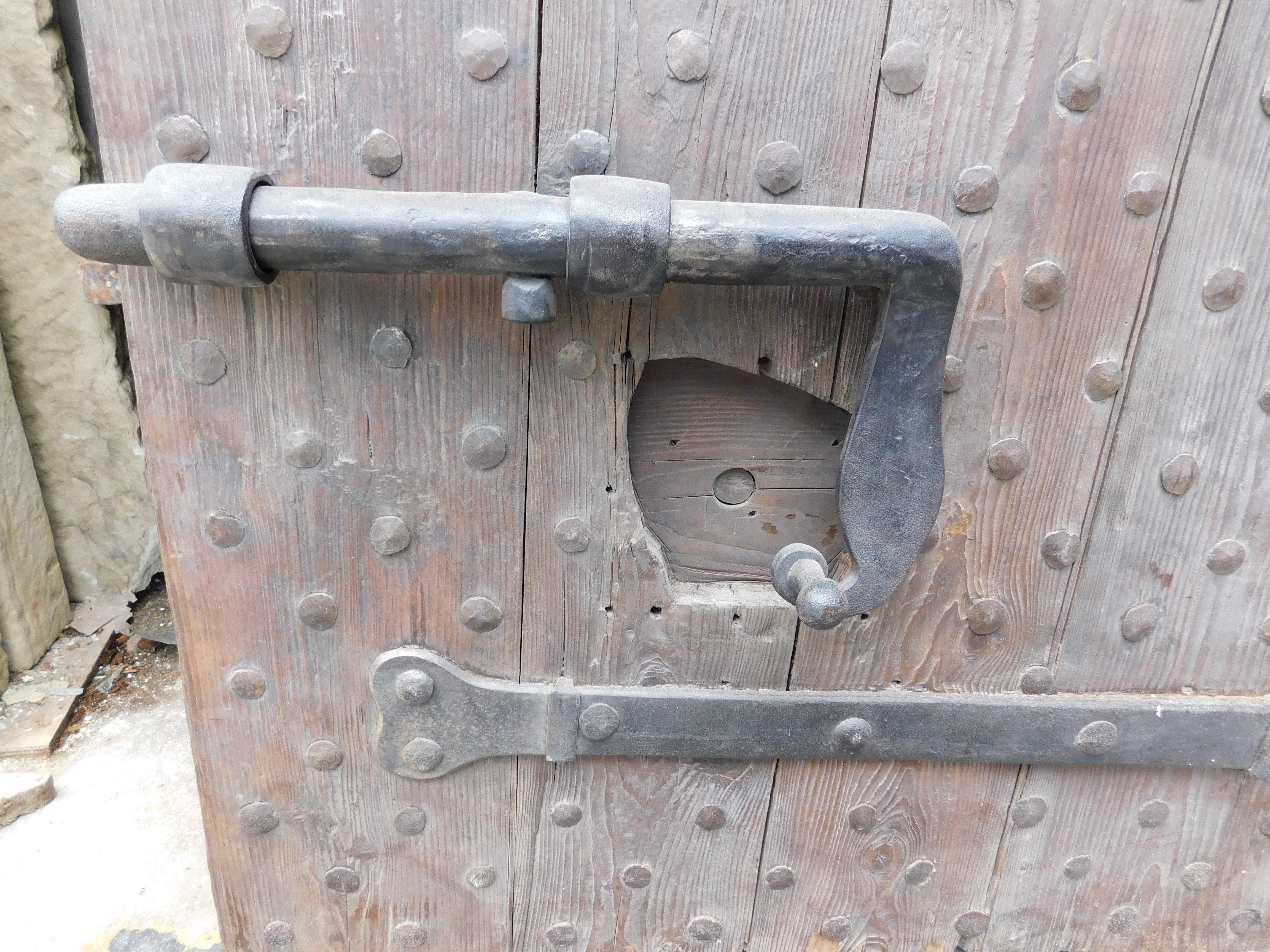 Porta di prigione in legno con borchie e serrature originali, Italia in vendita 6