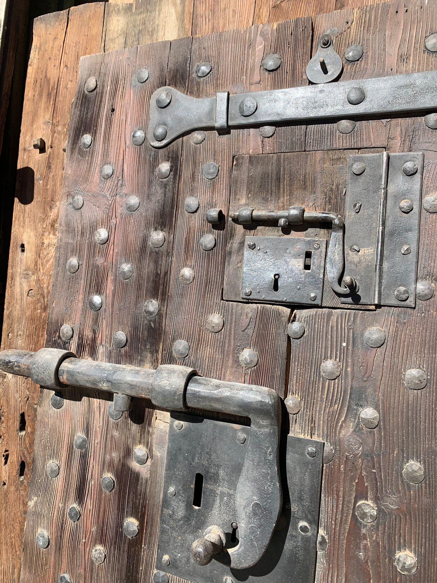 Porte de prison ancienne en bois de châtaignier, solide et cloutée avec serrures et porte d'origine.
Porte cloutée à un vantail, complète avec fers d'origine et porte à ouverture par traction, sens d'ouverture de la porte à tirer vers la droite. Il