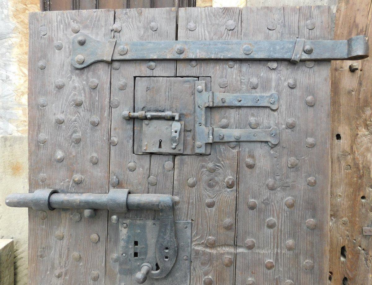 Antica porta di prigione in legno di castagno, solida e tempestata di serrature e porta originali.
Porta chiodata a un'anta, completa di ferri originali e porta ad apertura a strappo, direzione di apertura della porta a strappo verso destra. In