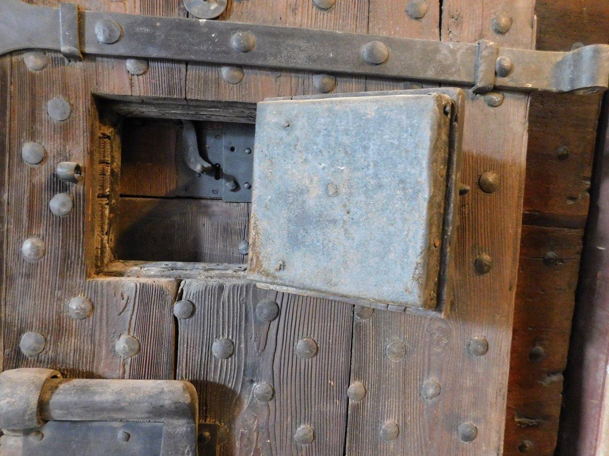 Français Porte de prison avec clous et serrures d'origine, Italie en vente