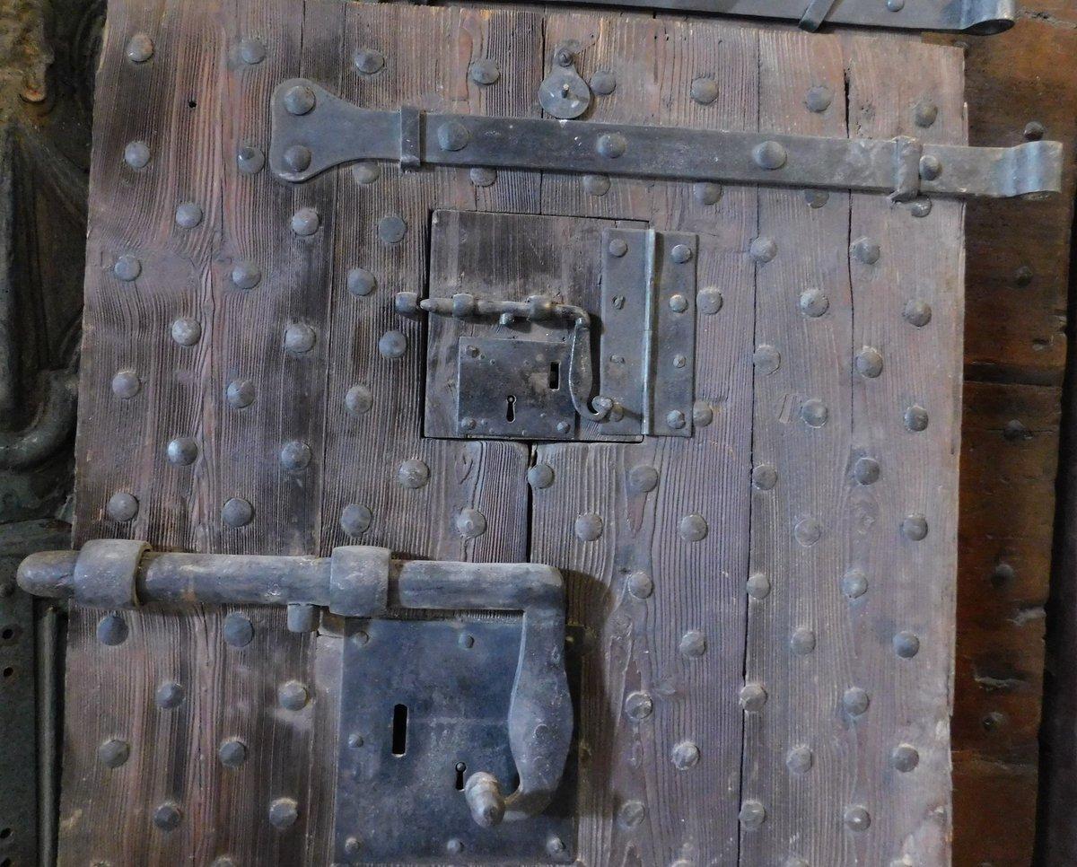 Porte de prison avec clous et serrures d'origine, Italie Bon état - En vente à Cuneo, Italy (CN)